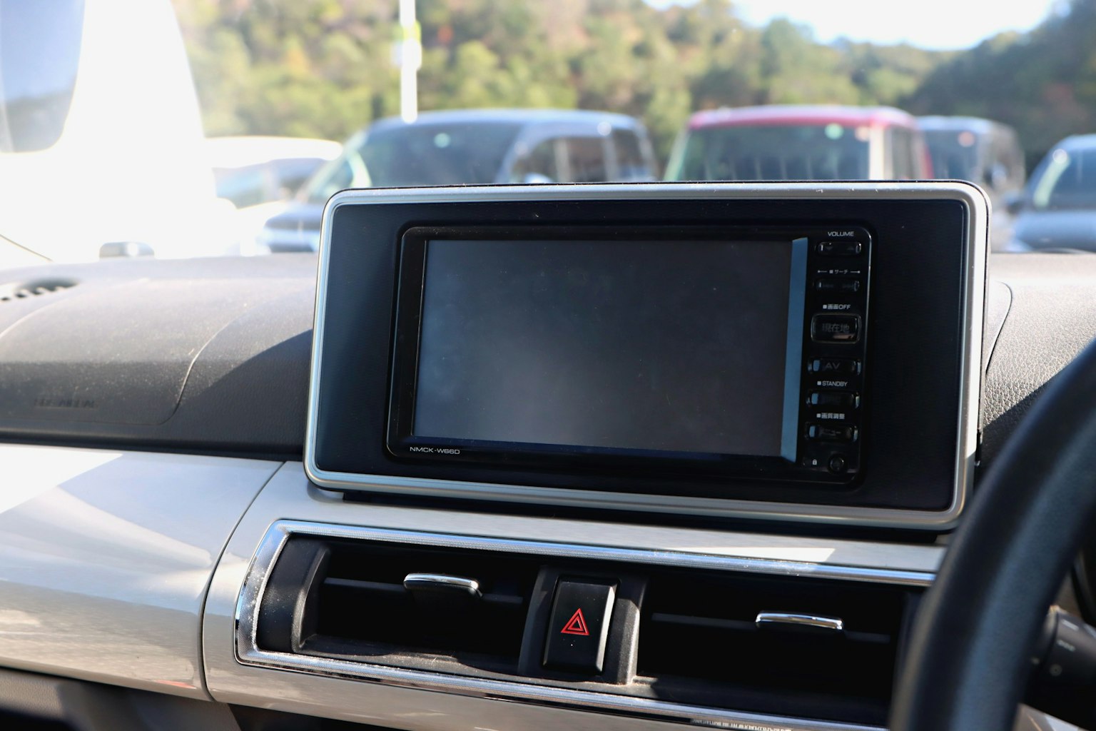 Monitor besar dipasang di dasbor mobil dengan layar kosong