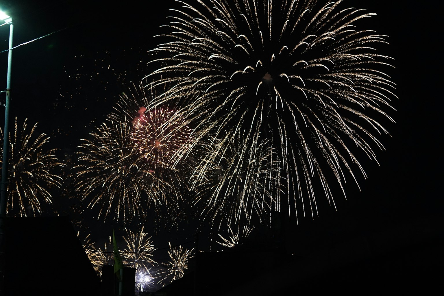 Schöne Feuerwerk-Show am Nachthimmel