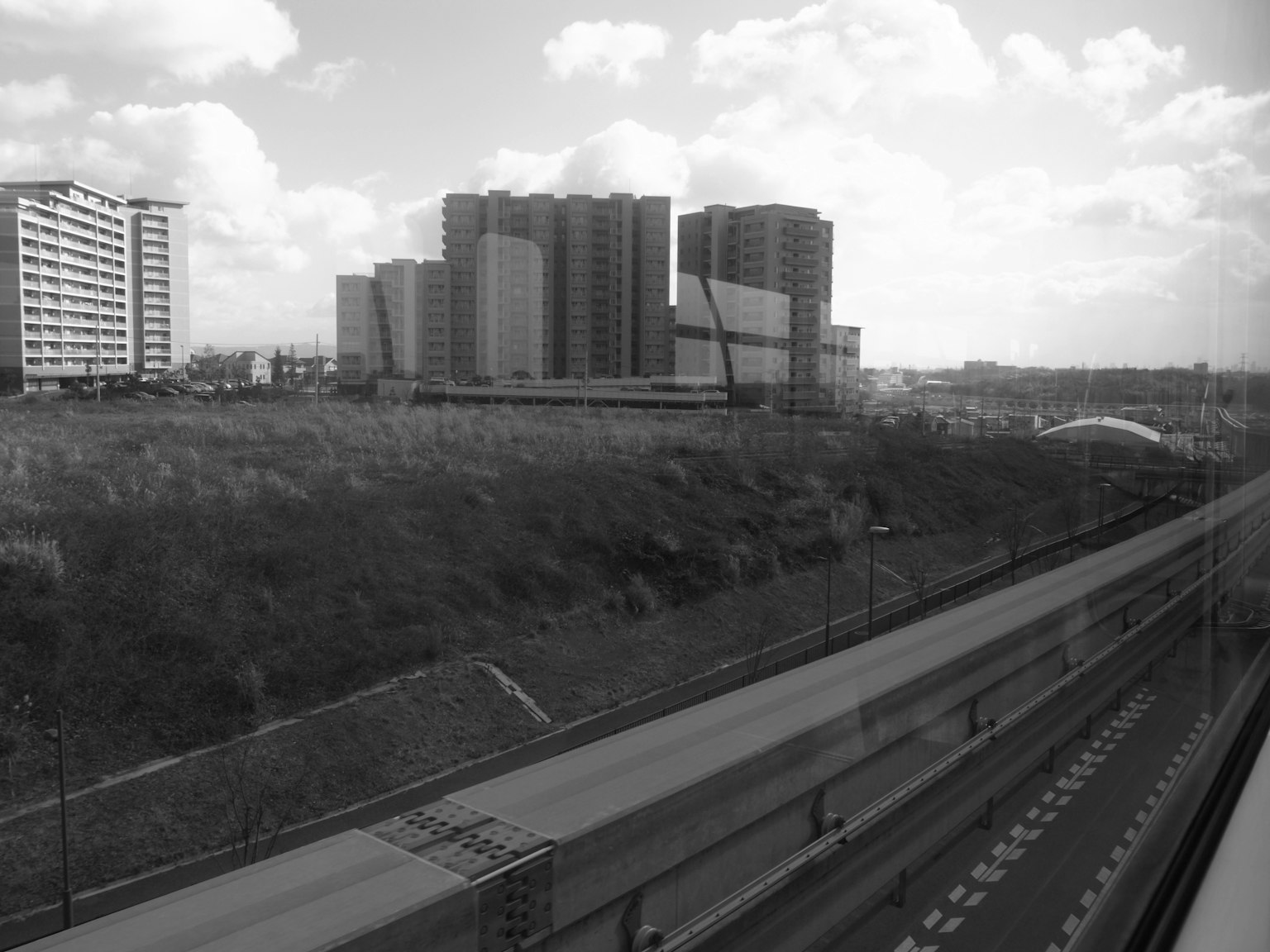 Paysage urbain en noir et blanc avec des bâtiments modernes et une route