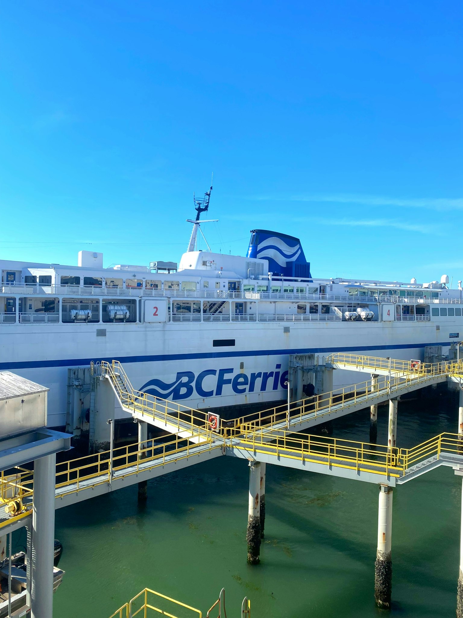 Tàu BC Ferries neo đậu tại bến dưới bầu trời xanh trong