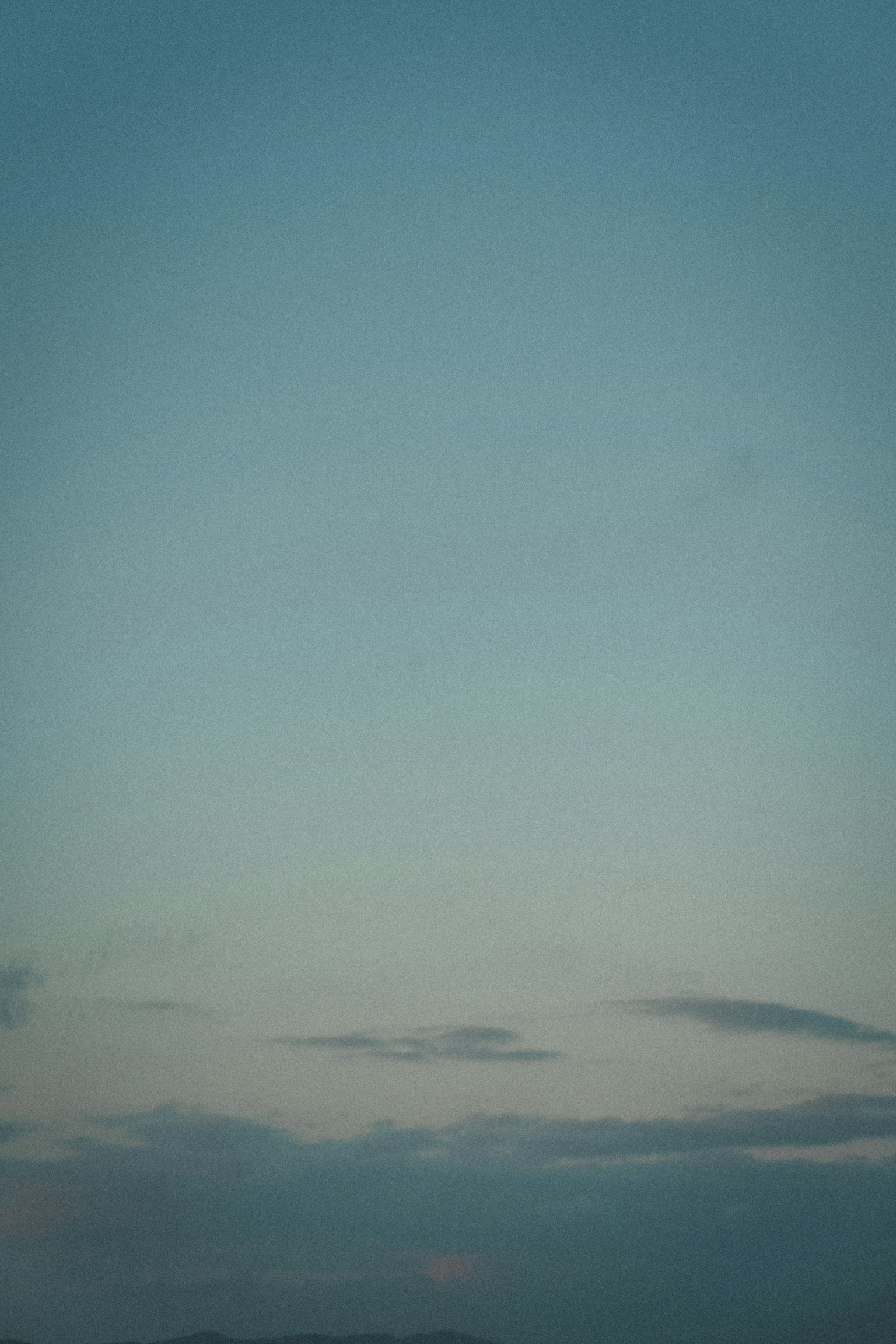 Ruhiger blauer Himmel mit dünnen Wolken