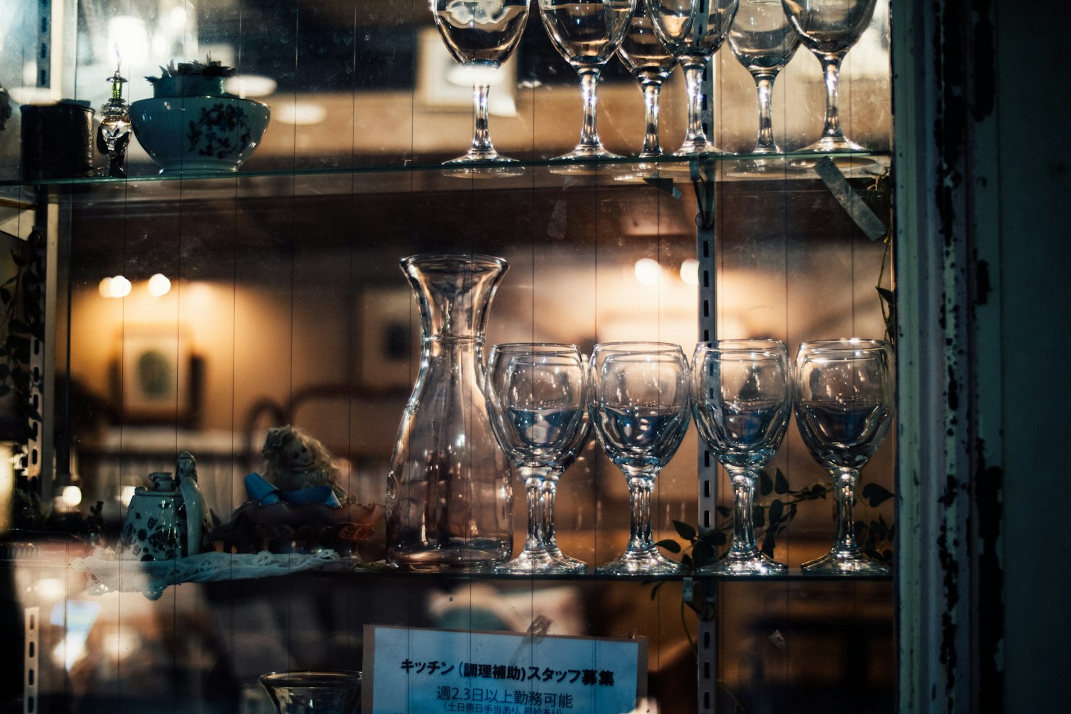 ภายในตู้โชว์ที่มีแก้วและแก้วไวน์