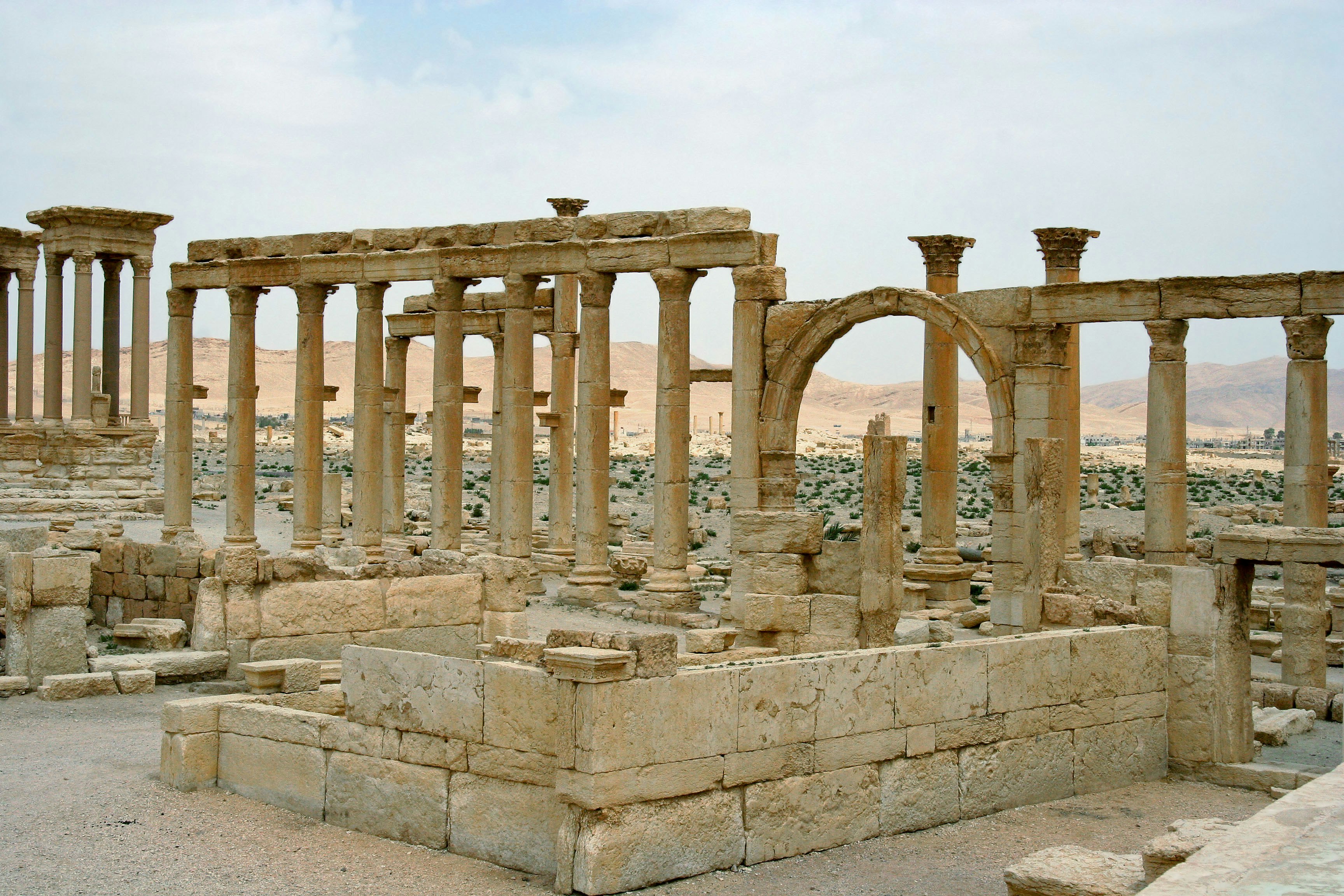 colonnade de ruines antiques avec des colonnes en pierre