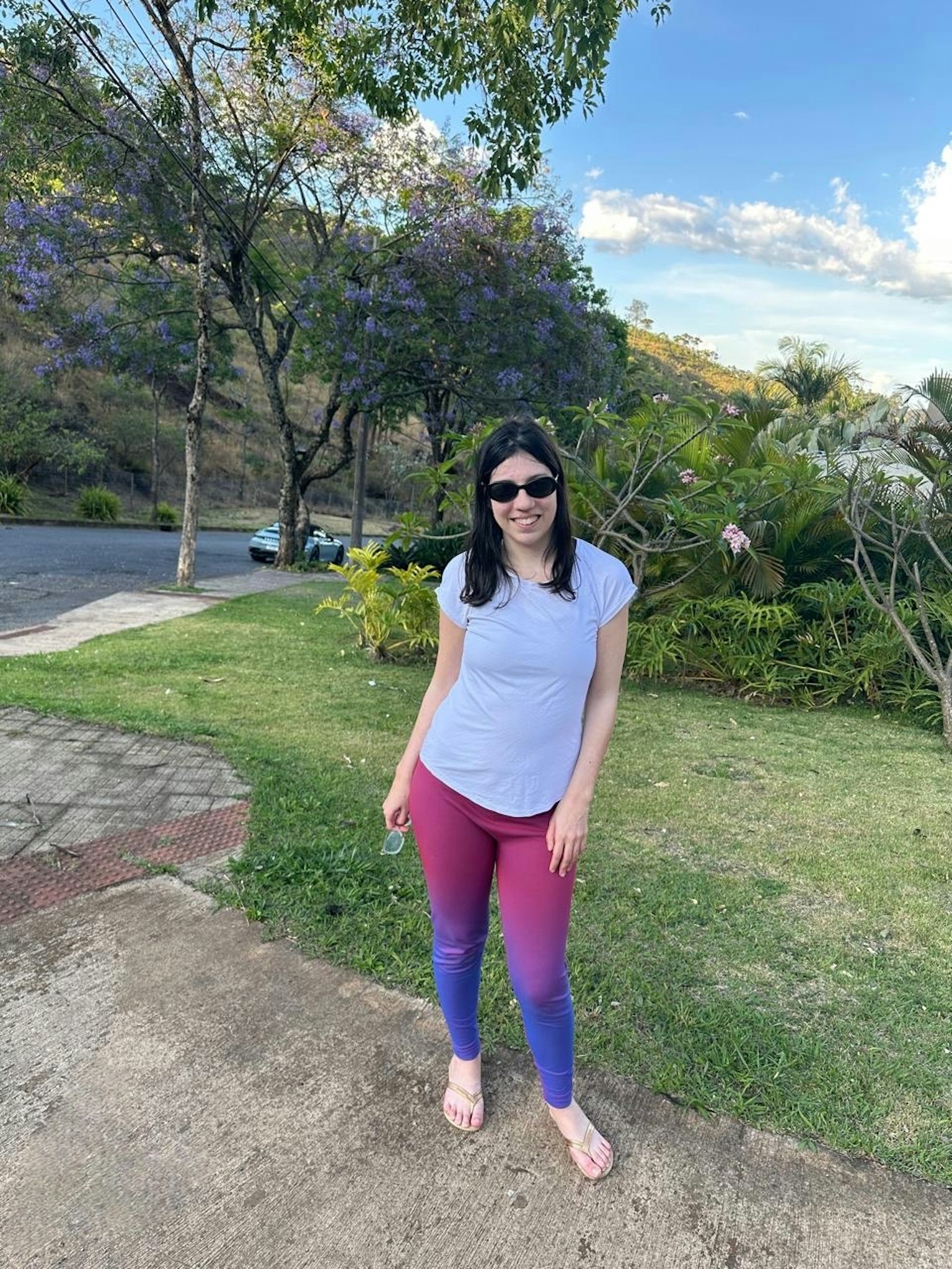 女性が紫色のグラデーションのパンツを履いている公園の風景