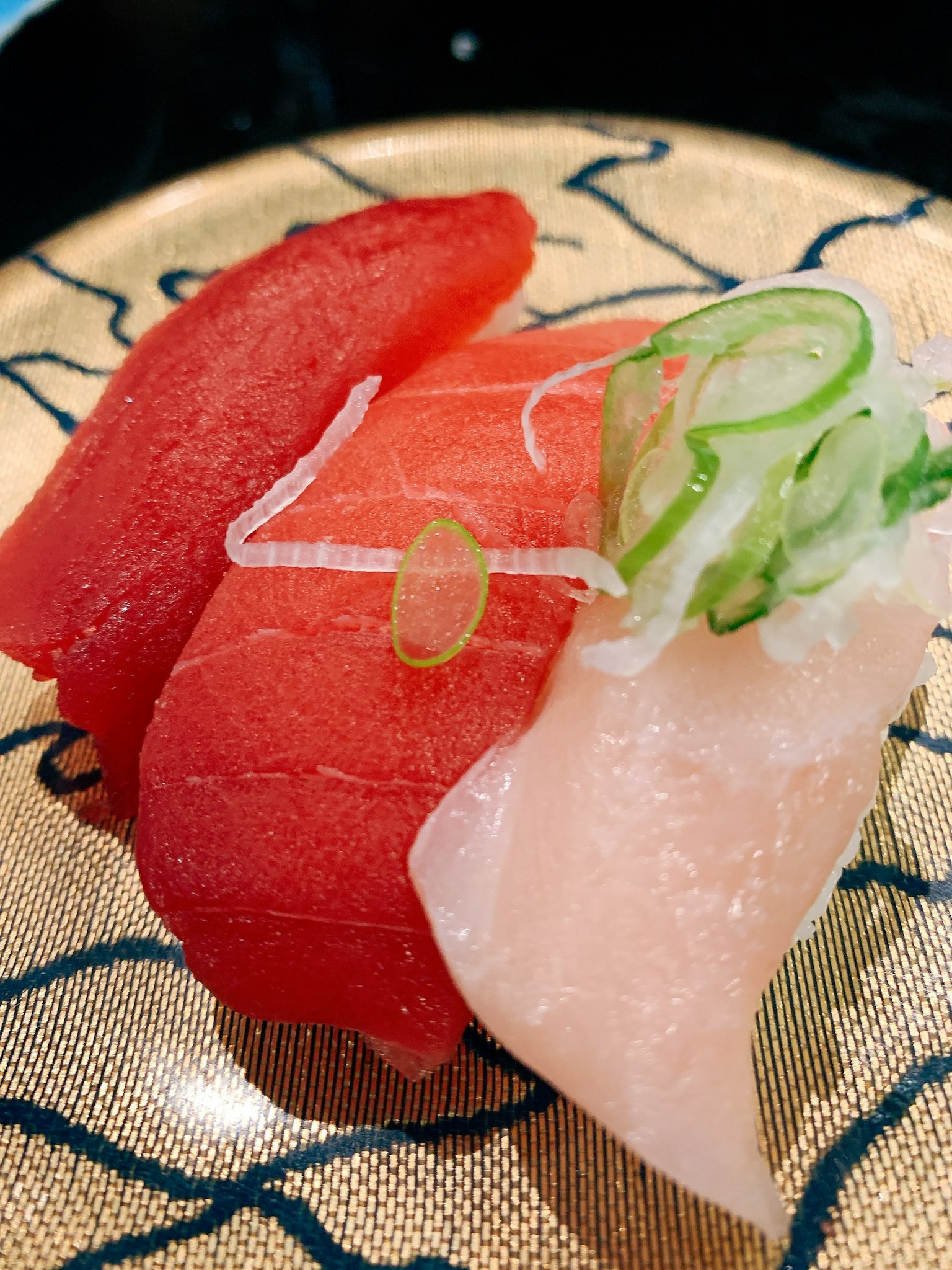Sushi disusun dengan indah dengan irisan ikan merah dan putih