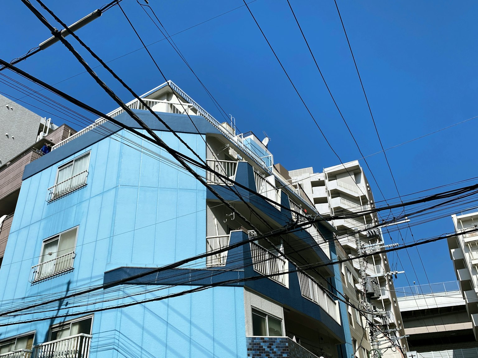 城市景观，蓝色建筑和上方电线