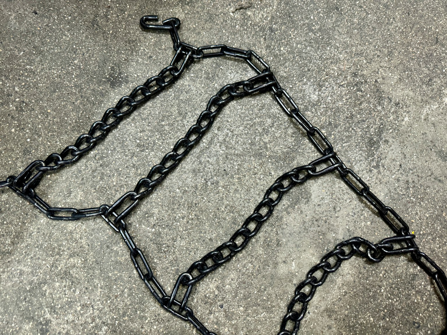 Catena nera posata su una superficie di cemento