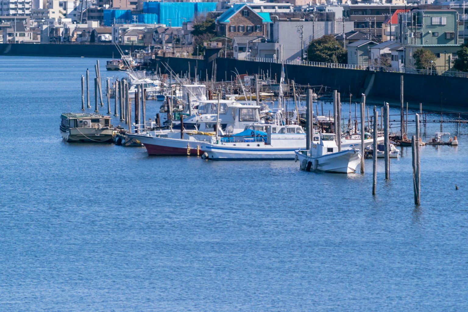 Ruhige Aussicht auf festgemachte Boote und Piers auf ruhigem Wasser
