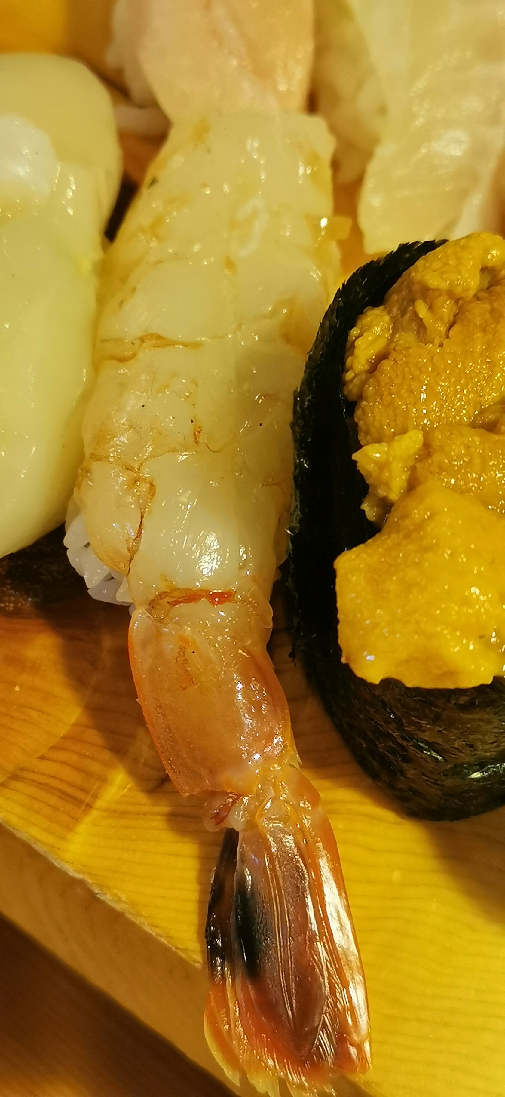 木板上的蝦與海膽拼盤