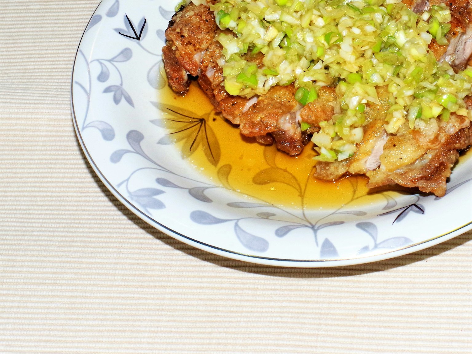 Pollo fritto guarnito con salsa di cipollotti