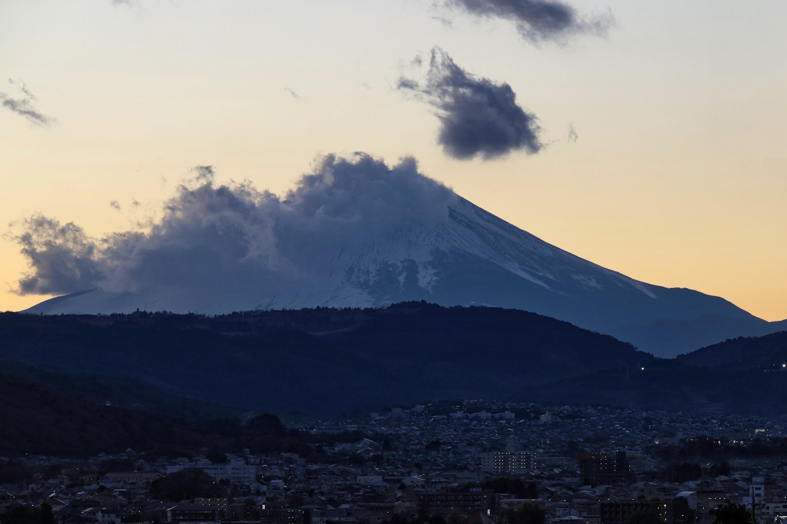 Silhouette des Fuji-Berges vor einem Sonnenuntergangshimmel