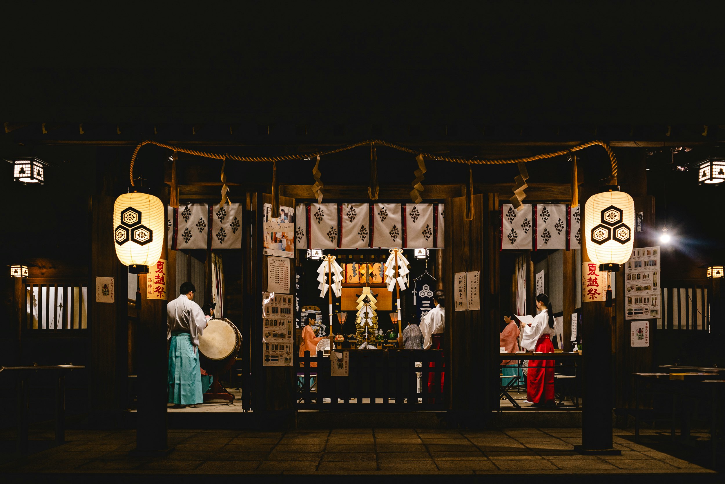 夜の三篠神社の祈りの場、提灯と絵馬が並ぶ参道の風景