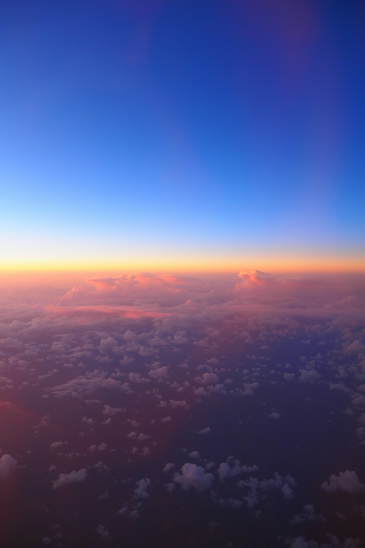 Vista mozzafiato del tramonto con cielo blu e arancione sopra le nuvole