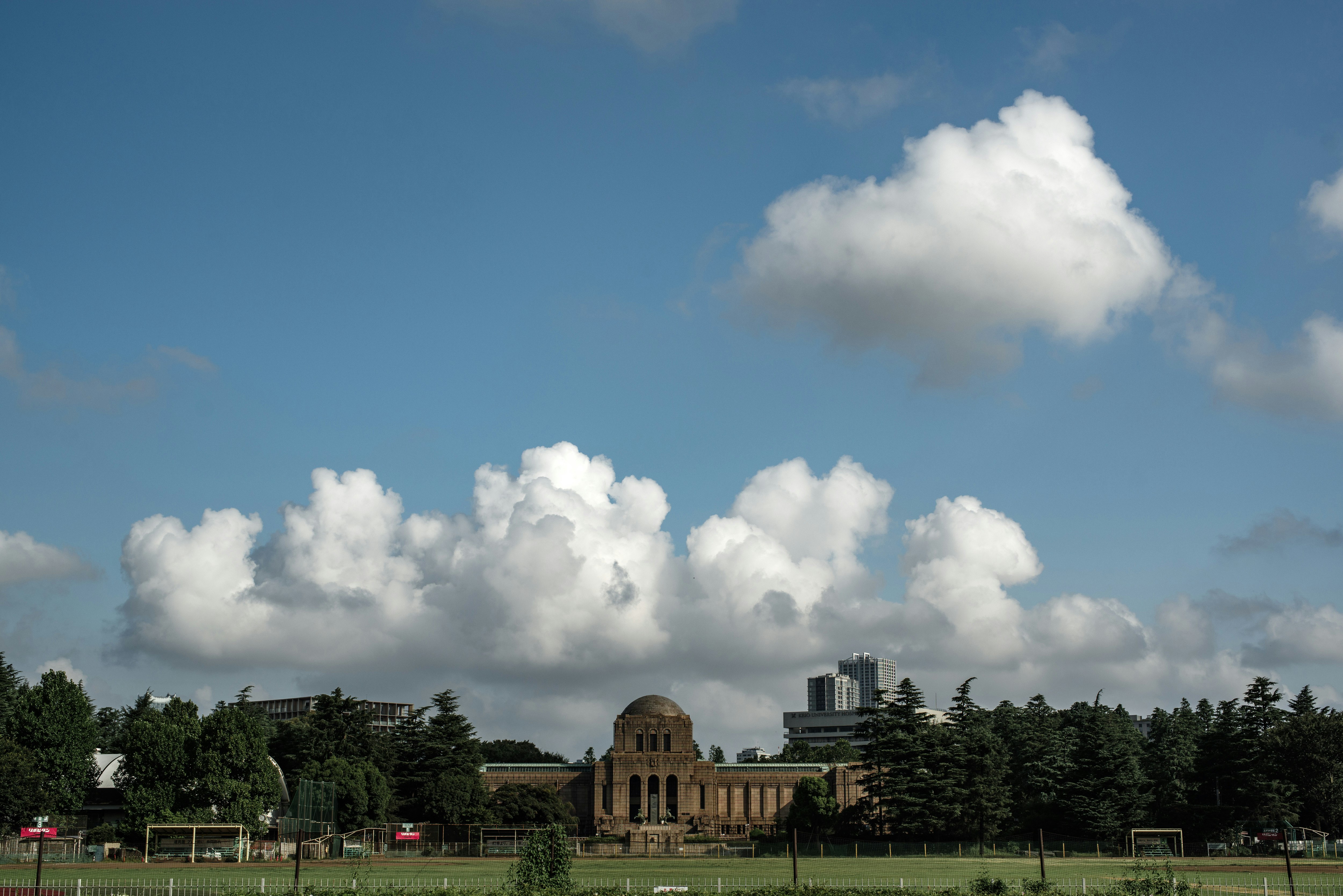 聖徳記念絵画館の前に広がる夏の雲と青空