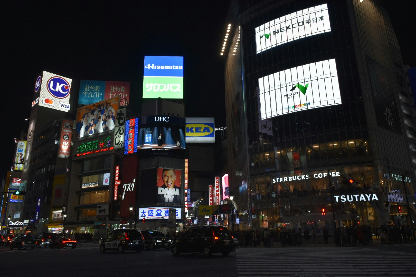 霓虹招牌點亮的城市夜景