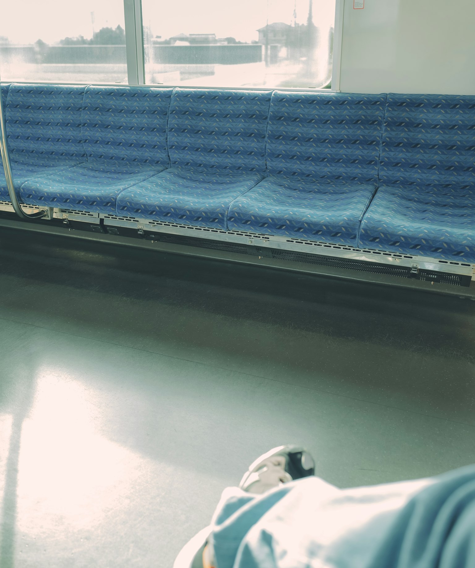 Photo d'un espace avec des bancs bleus