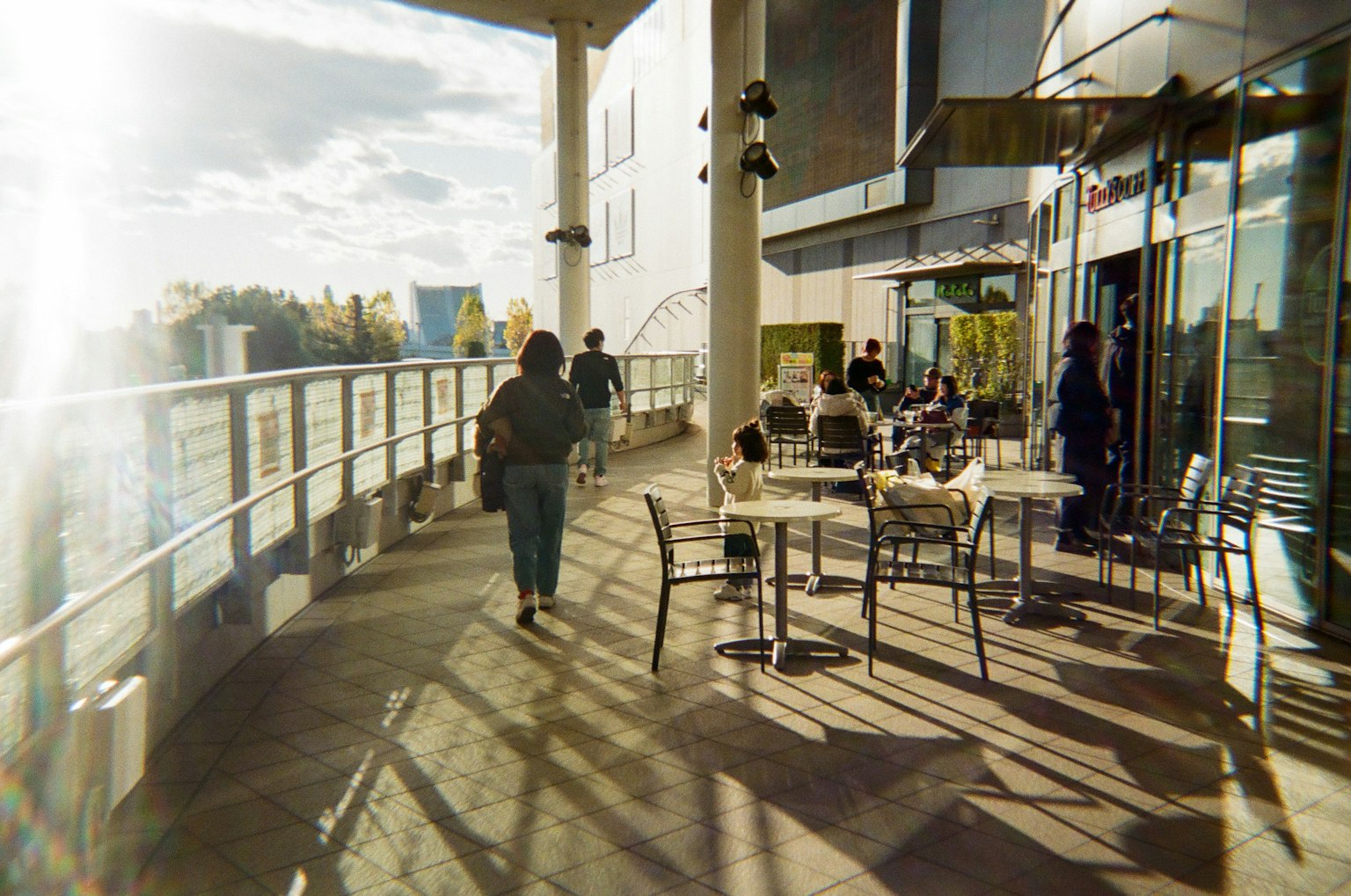 Außenbereich eines Cafés mit Menschen auf der Terrasse