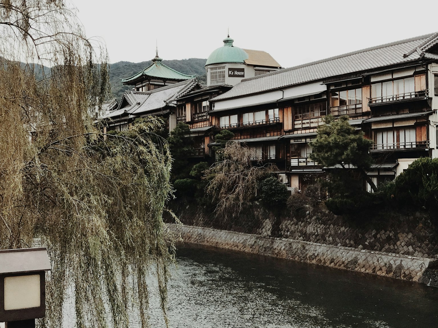 Ryokan Nhật Bản truyền thống bên sông với cây liễu