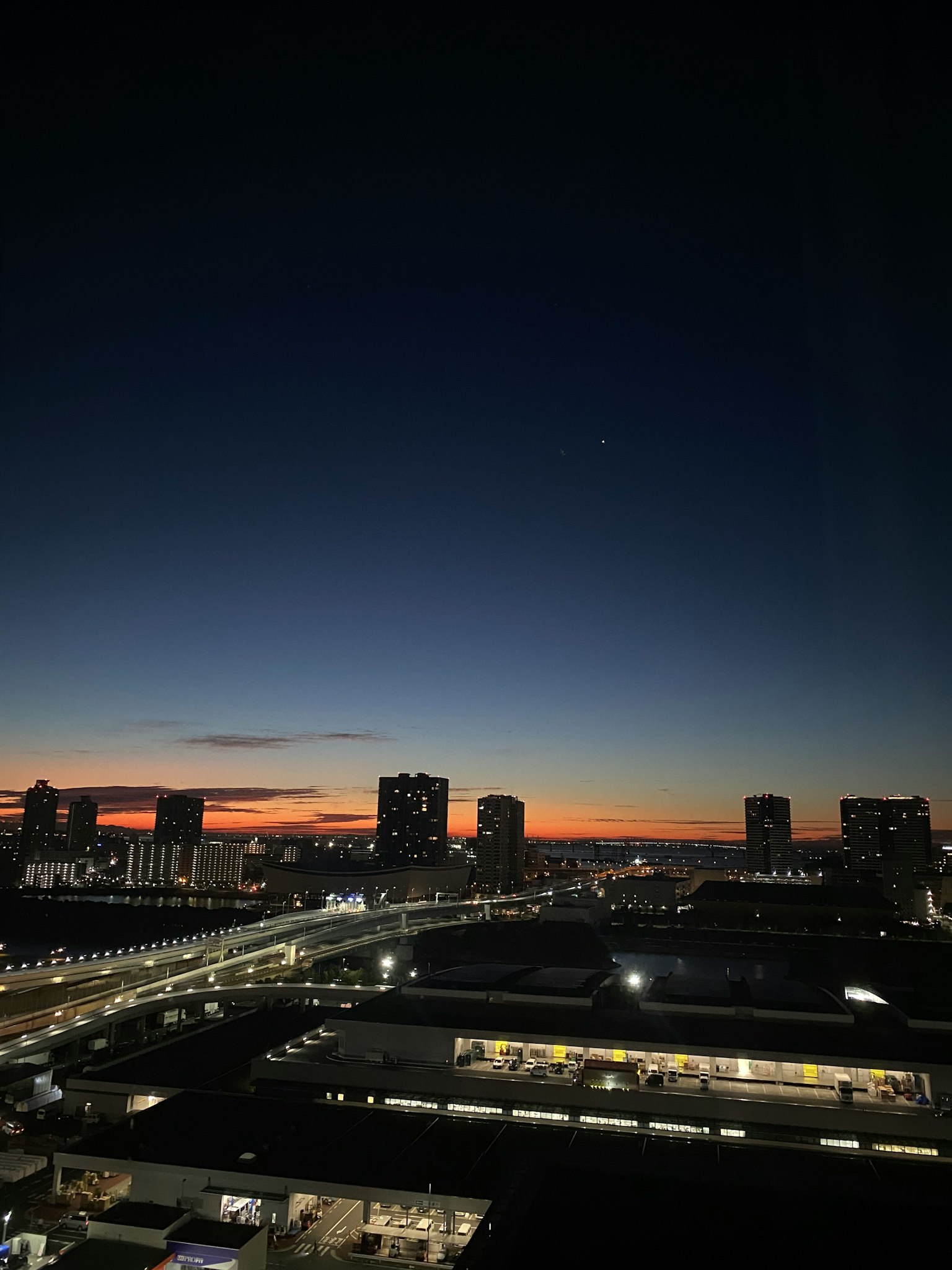 Hermoso cielo al atardecer sobre el horizonte de una ciudad por la noche