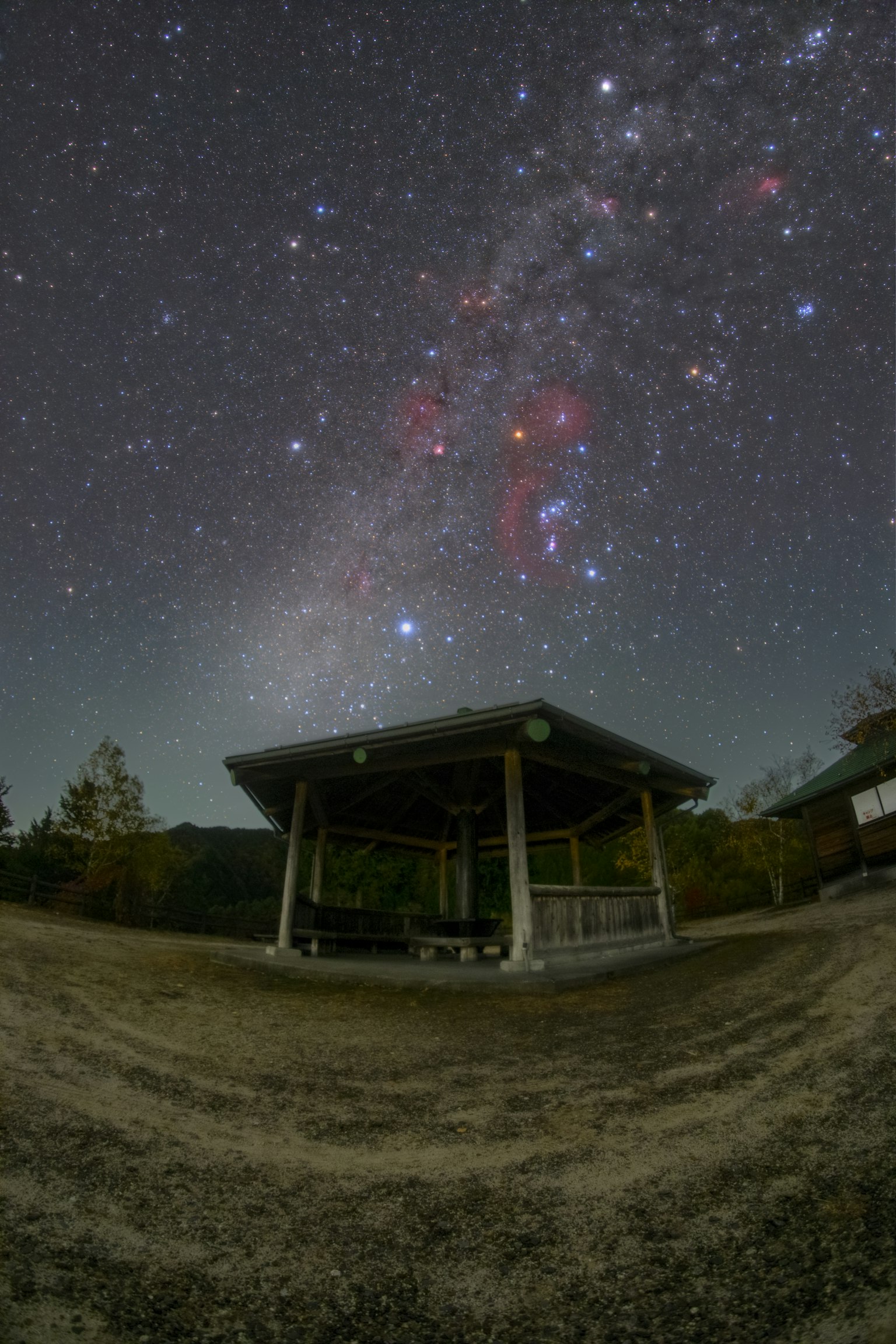 Cielo stellato con un padiglione in primo piano