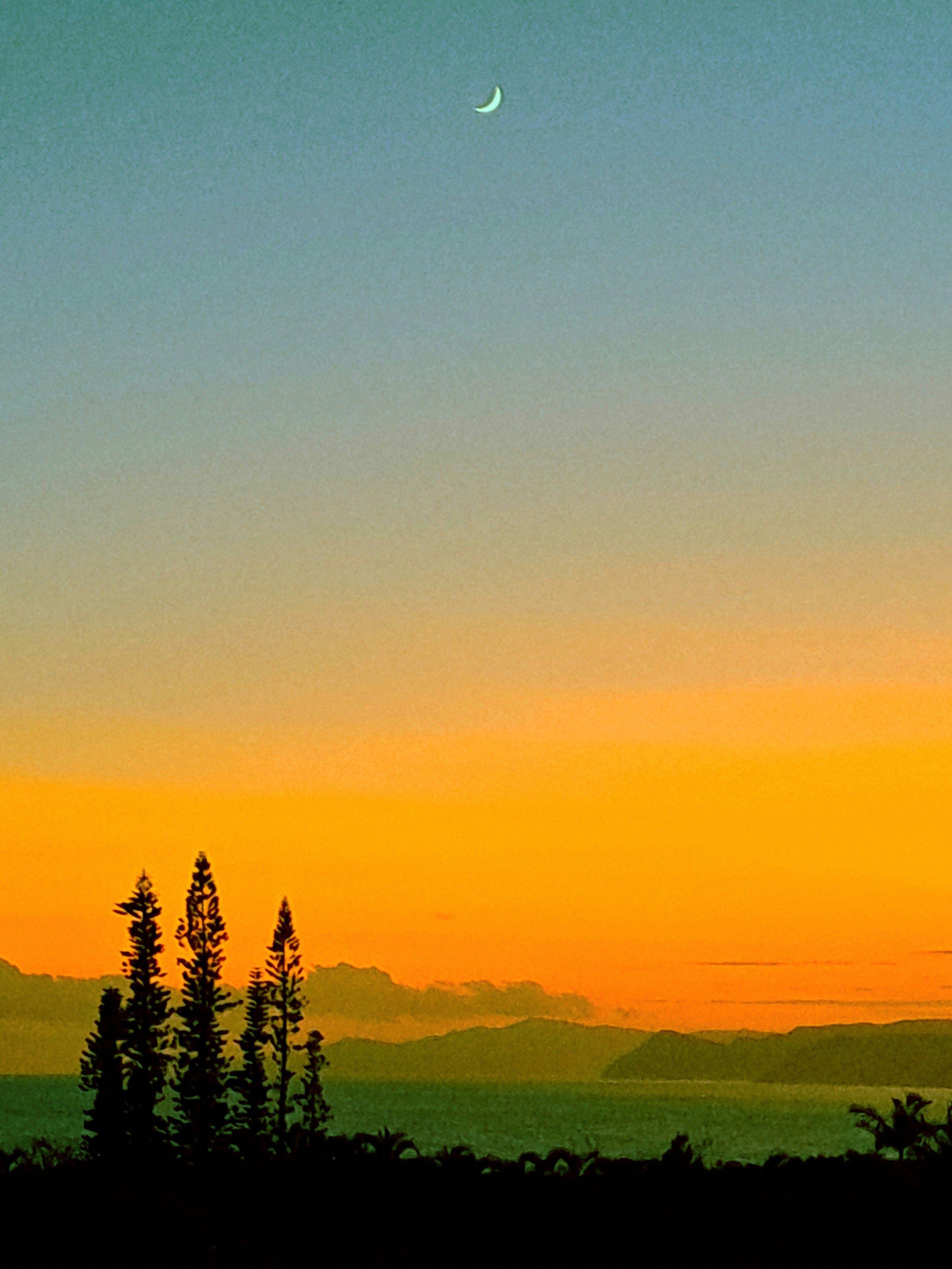 夕暮れの空と丘陵の風景