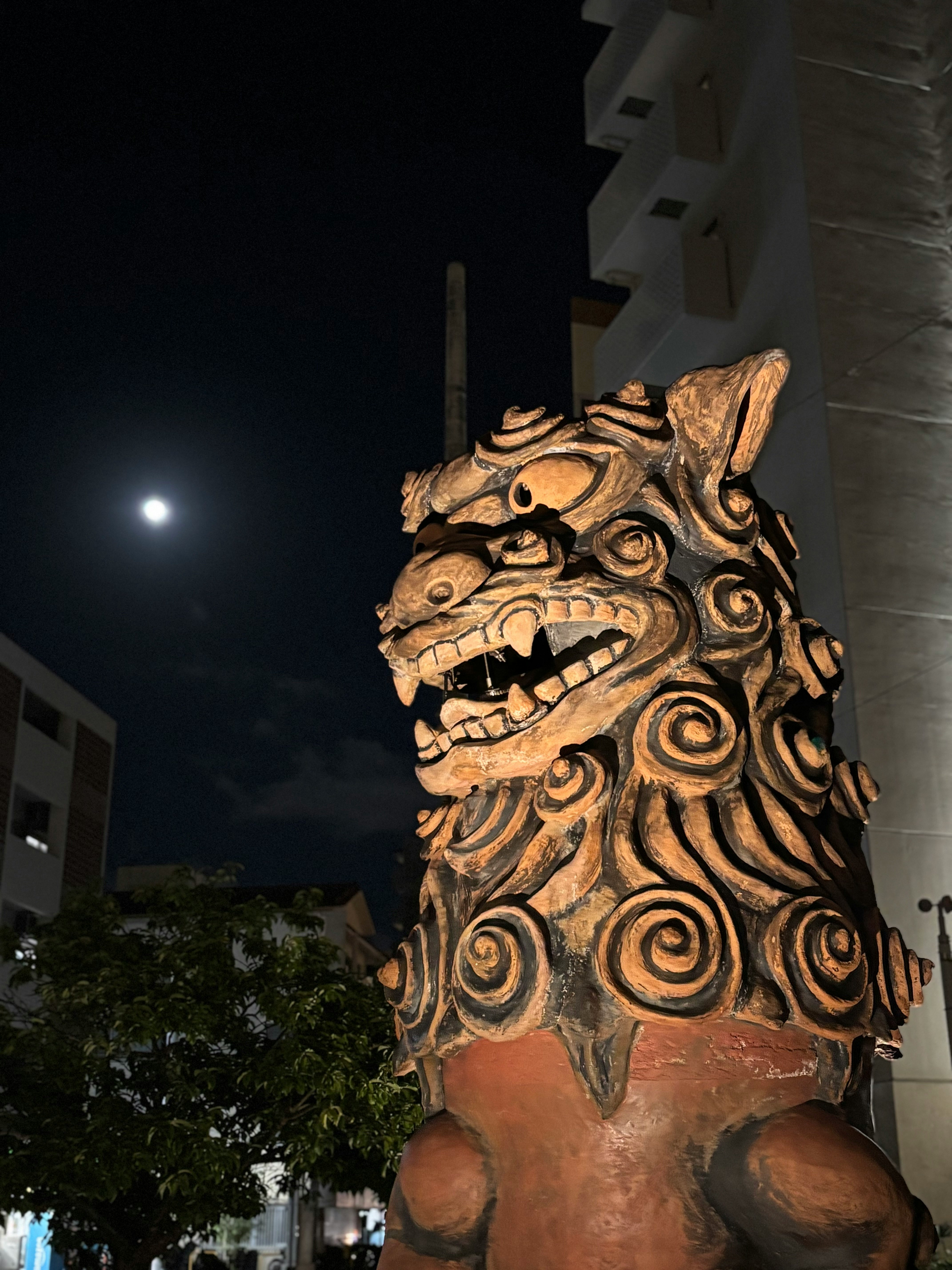 夜晚狮子造型石雕像，雕刻的嘴部