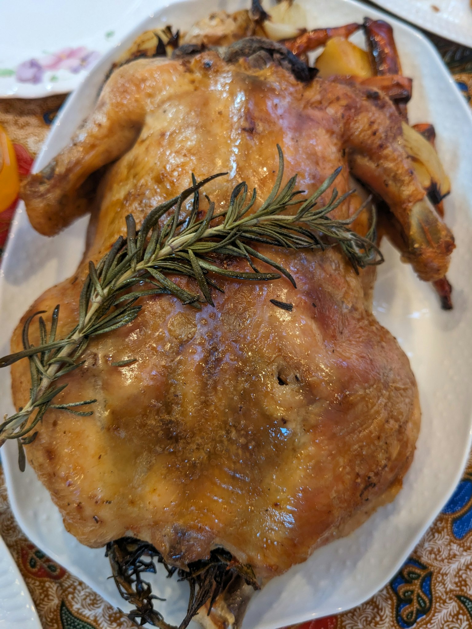 ไก่อบบนจานประดับด้วยโรสแมรี่สด