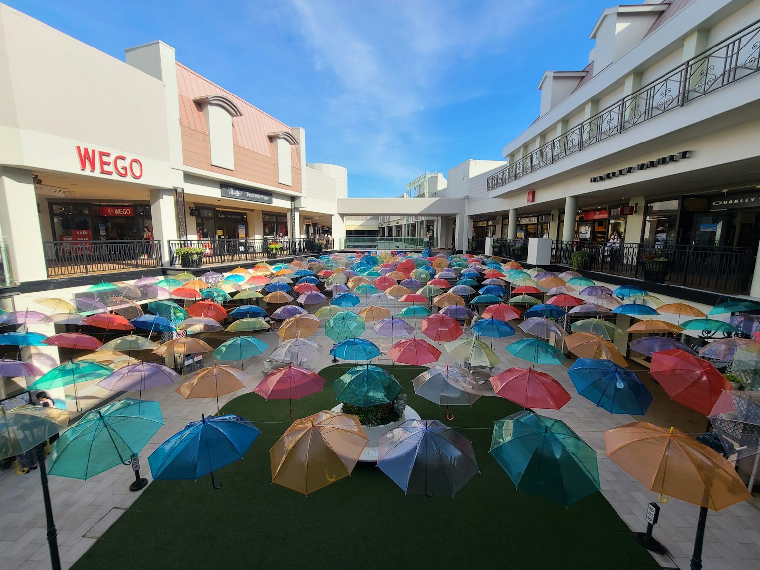 購物中心庭院中排列的彩色雨傘