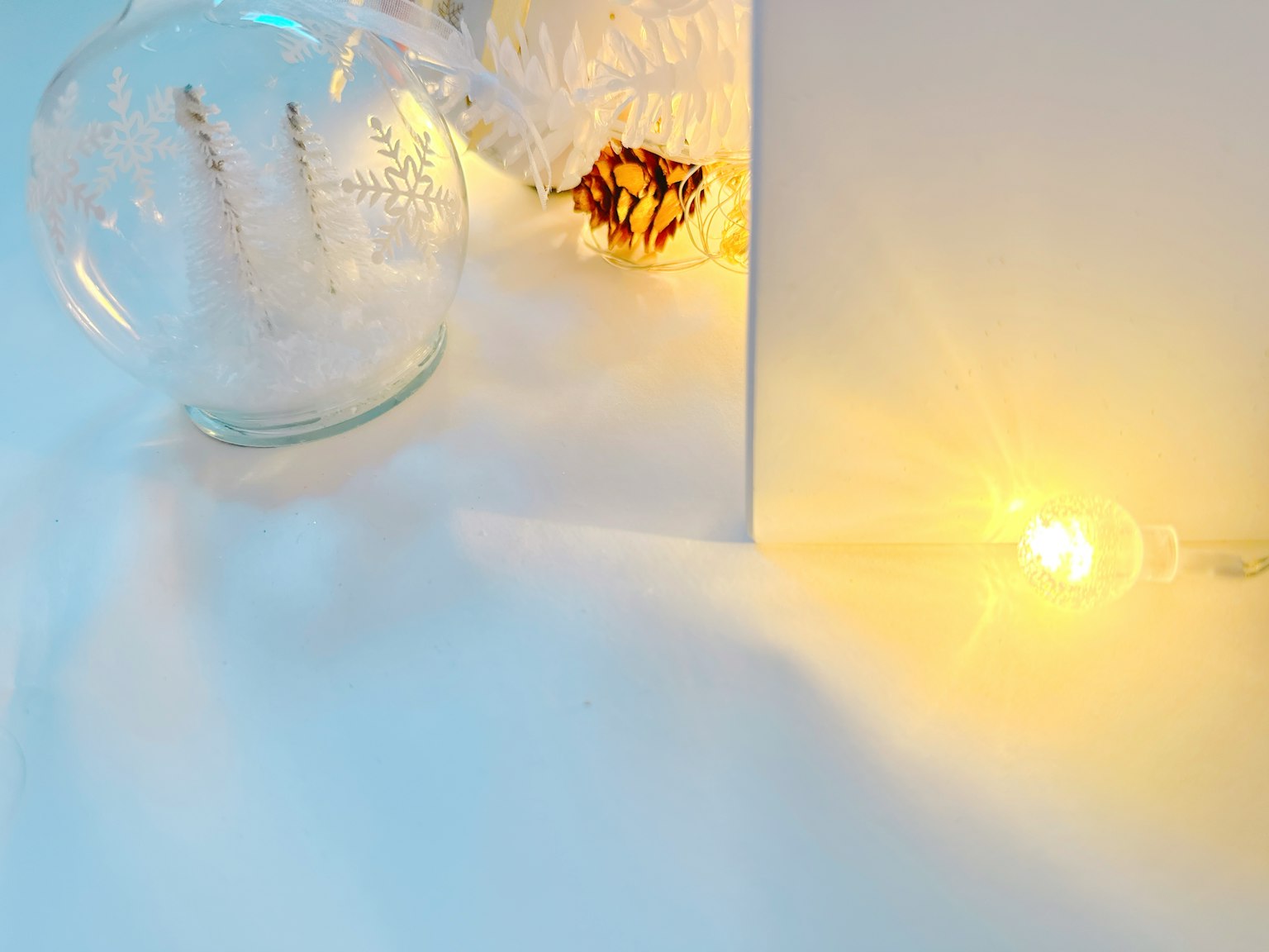 Une nature morte simple sur une table avec un bol en verre transparent et une lumière chaude