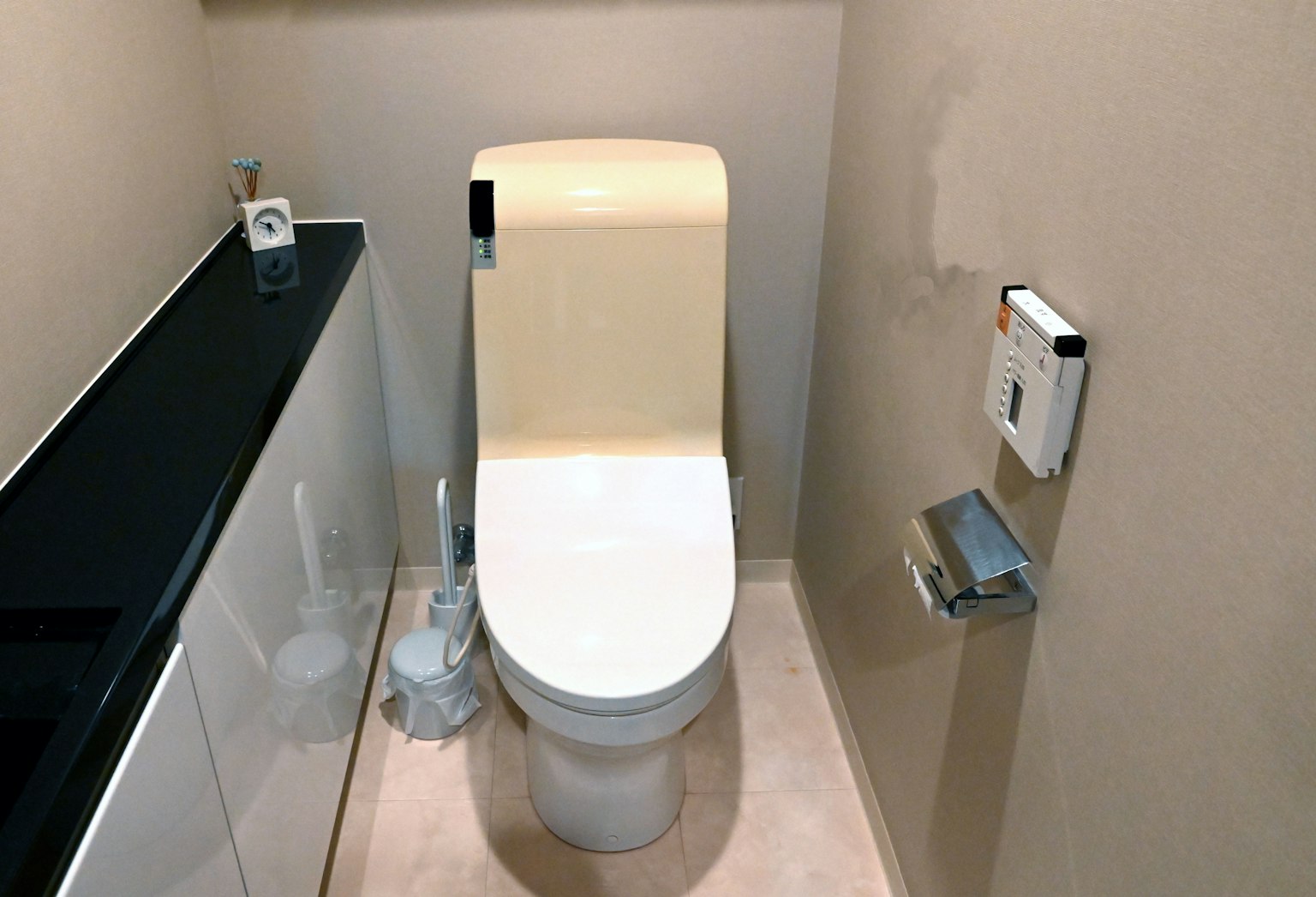 Modernes WC mit schlankem Design und minimalistischer Dekoration