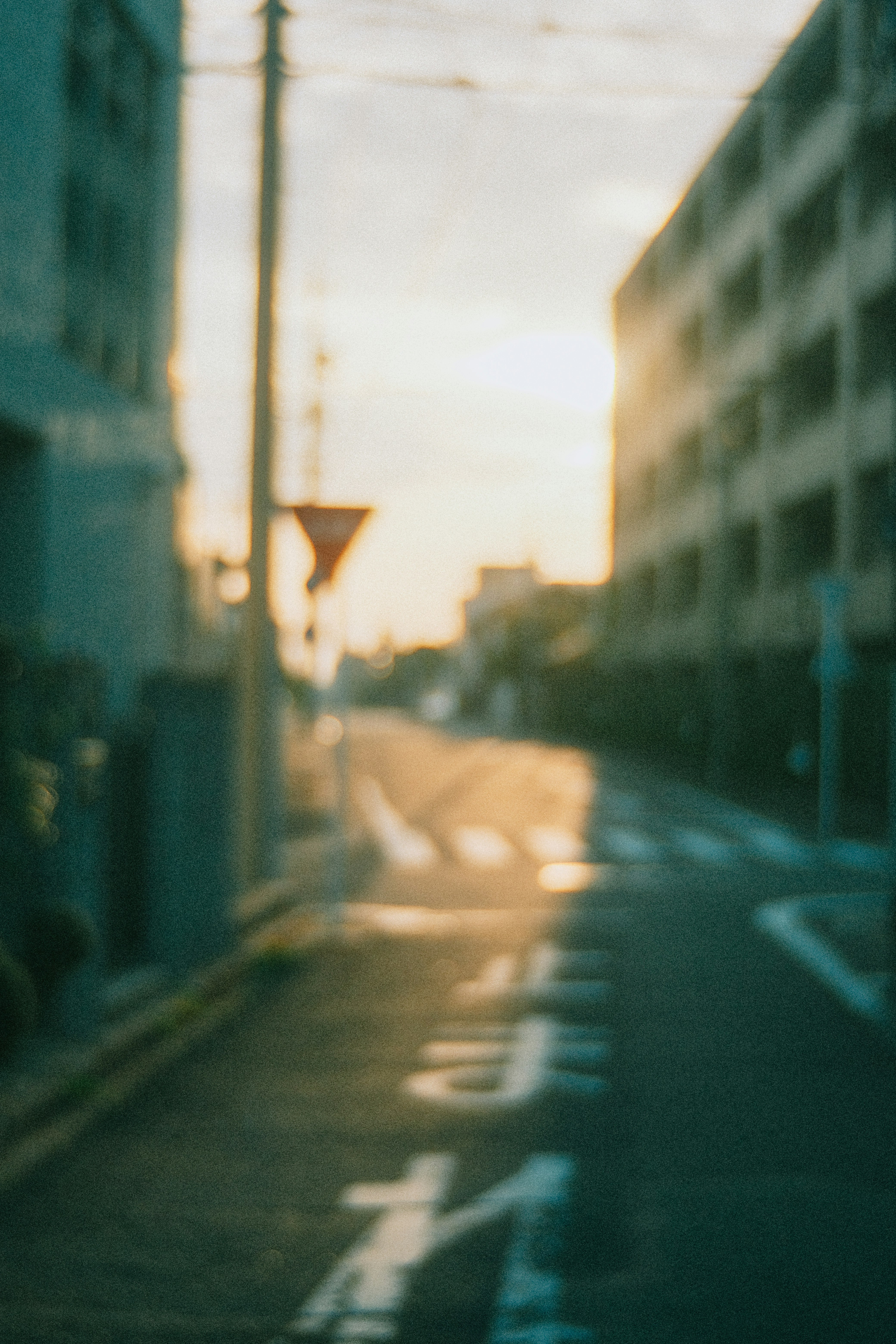 黄昏时分，两侧建筑间的街道道路