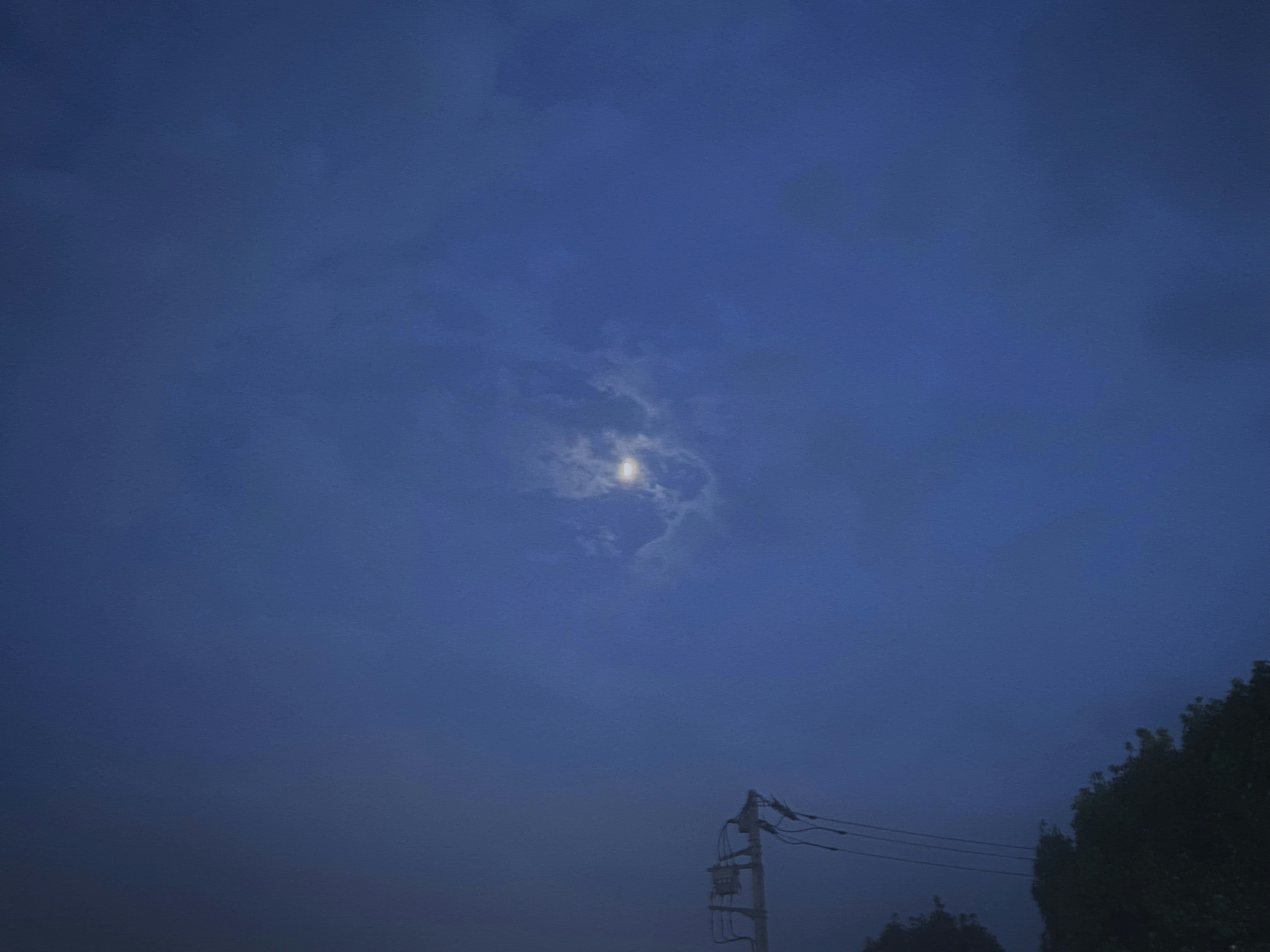nuvole su un cielo blu con linee elettriche