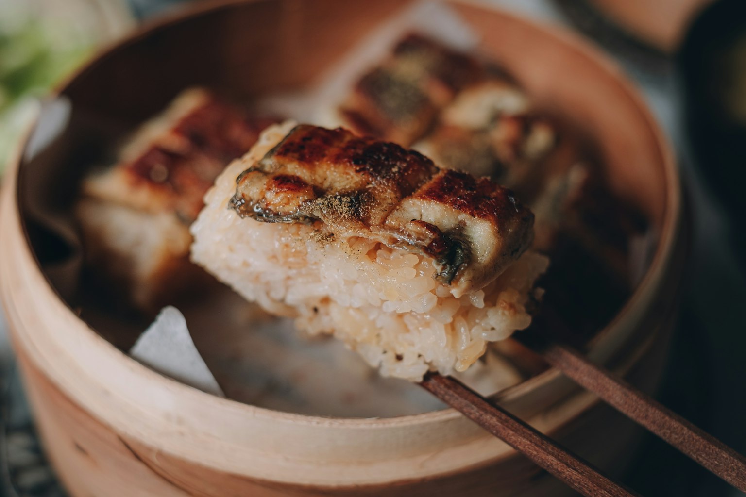 찜통에 있는 구운 만두 클로즈업