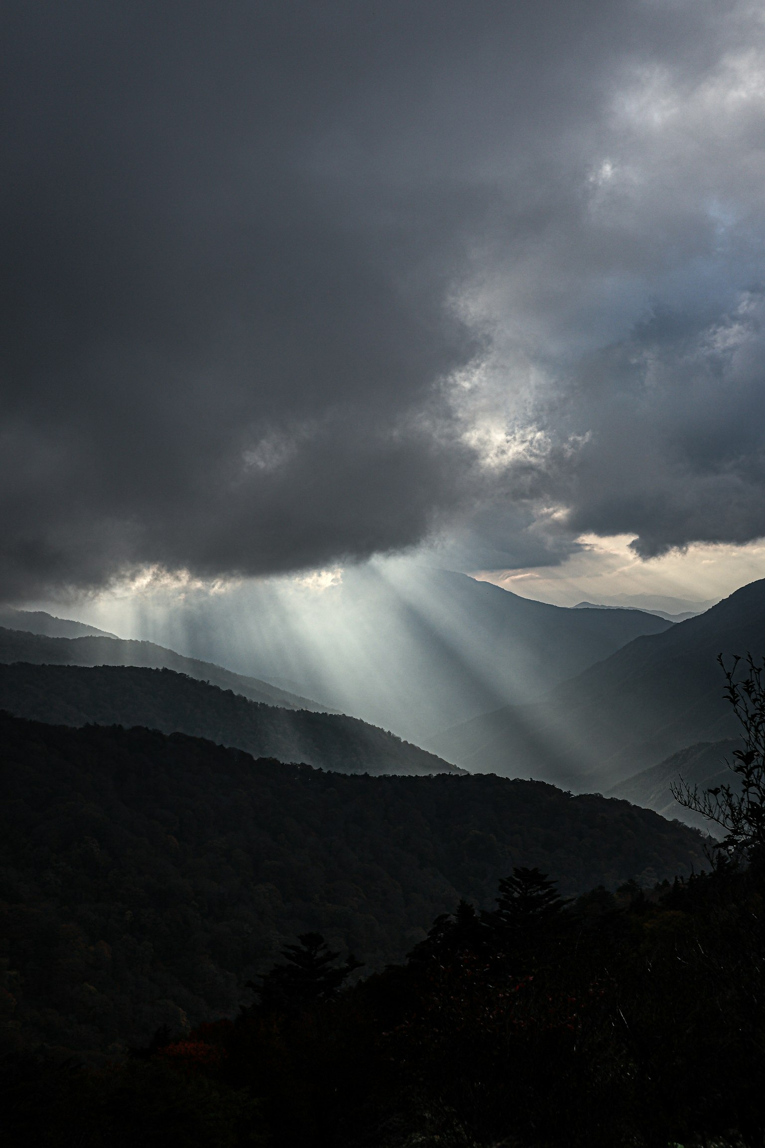 Raggi di luce che brillano attraverso montagne nuvolose