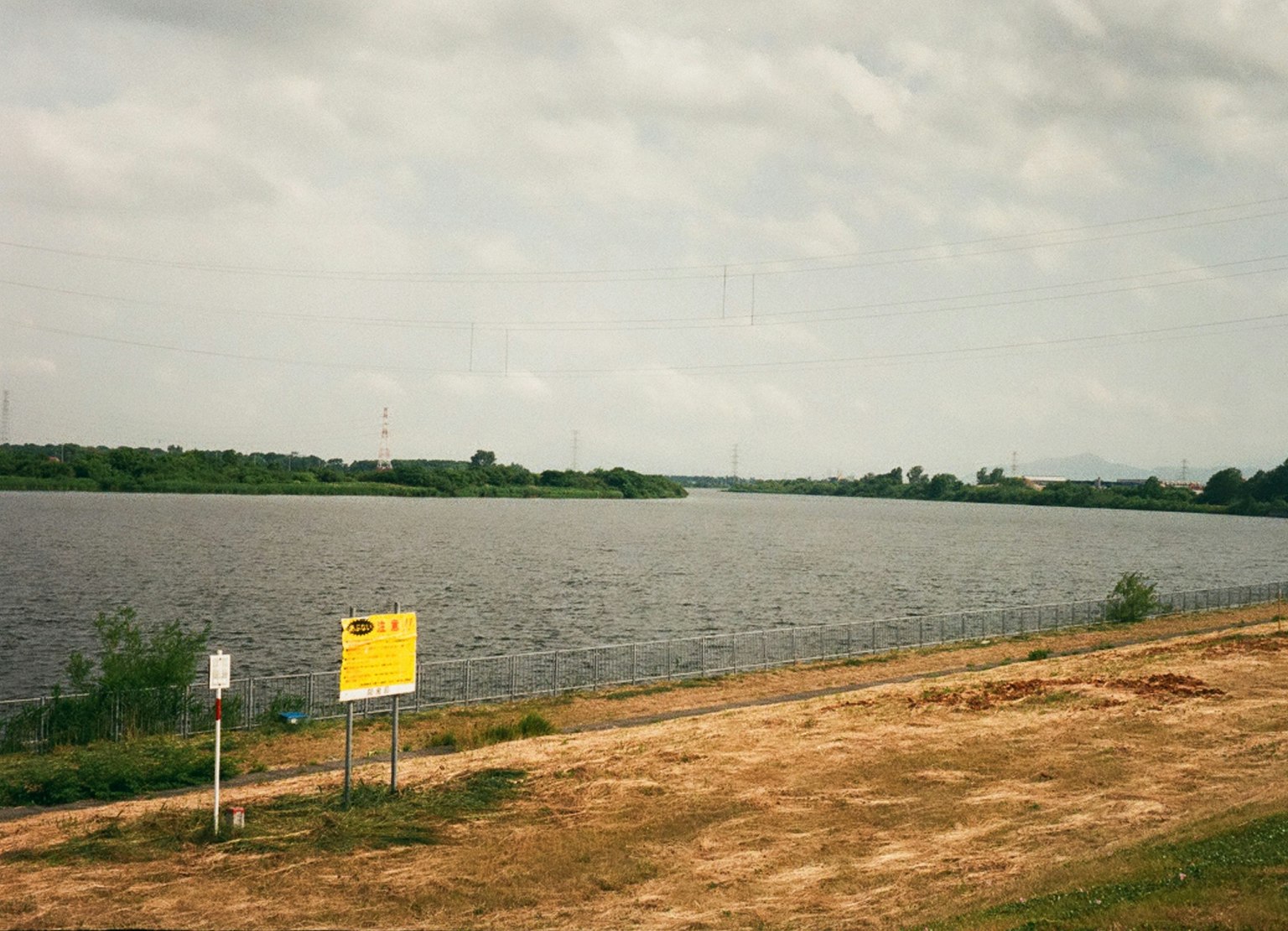 Paysage avec un panneau de gestion de rivière et une surface d'eau calme