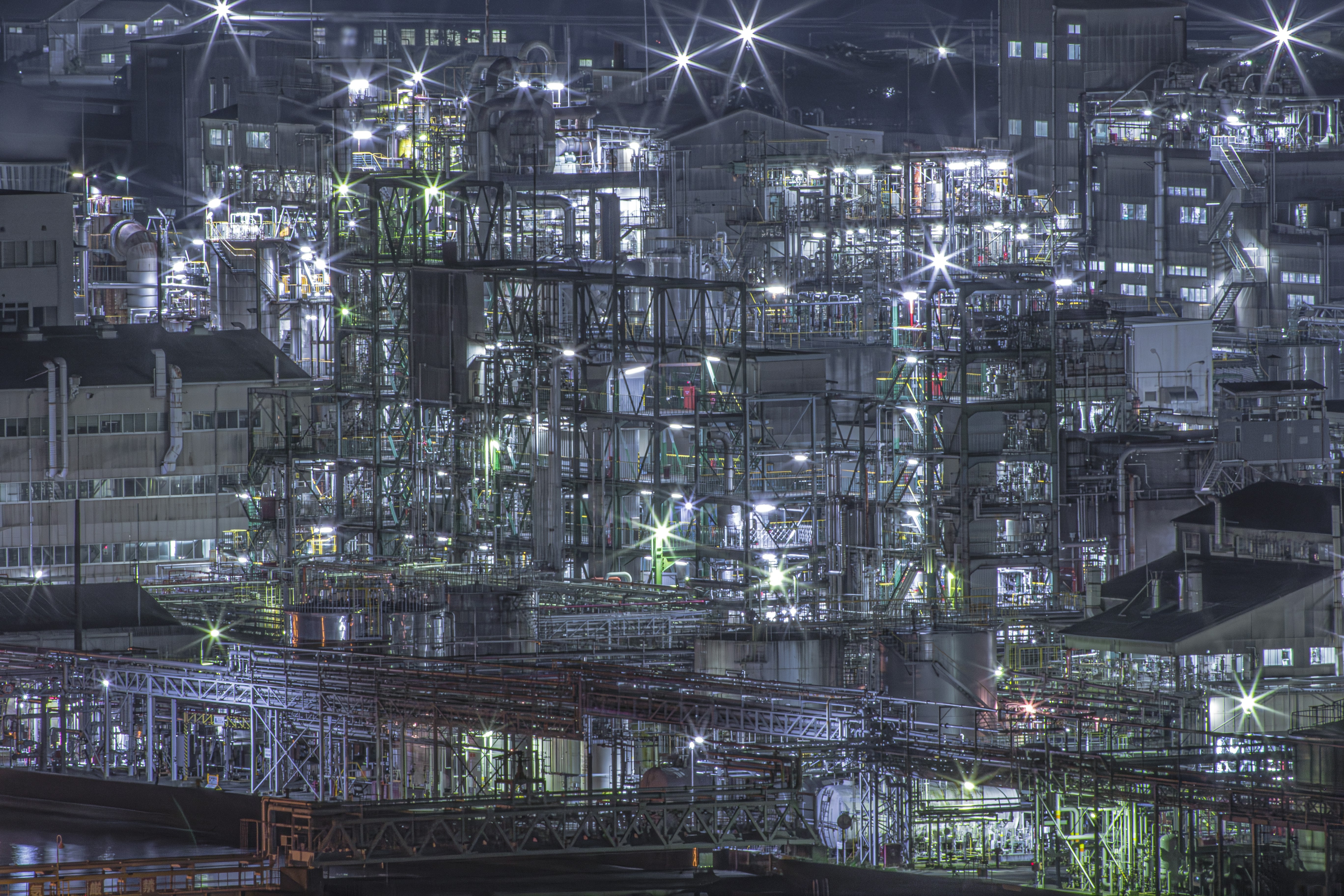 vista nocturna de un complejo industrial