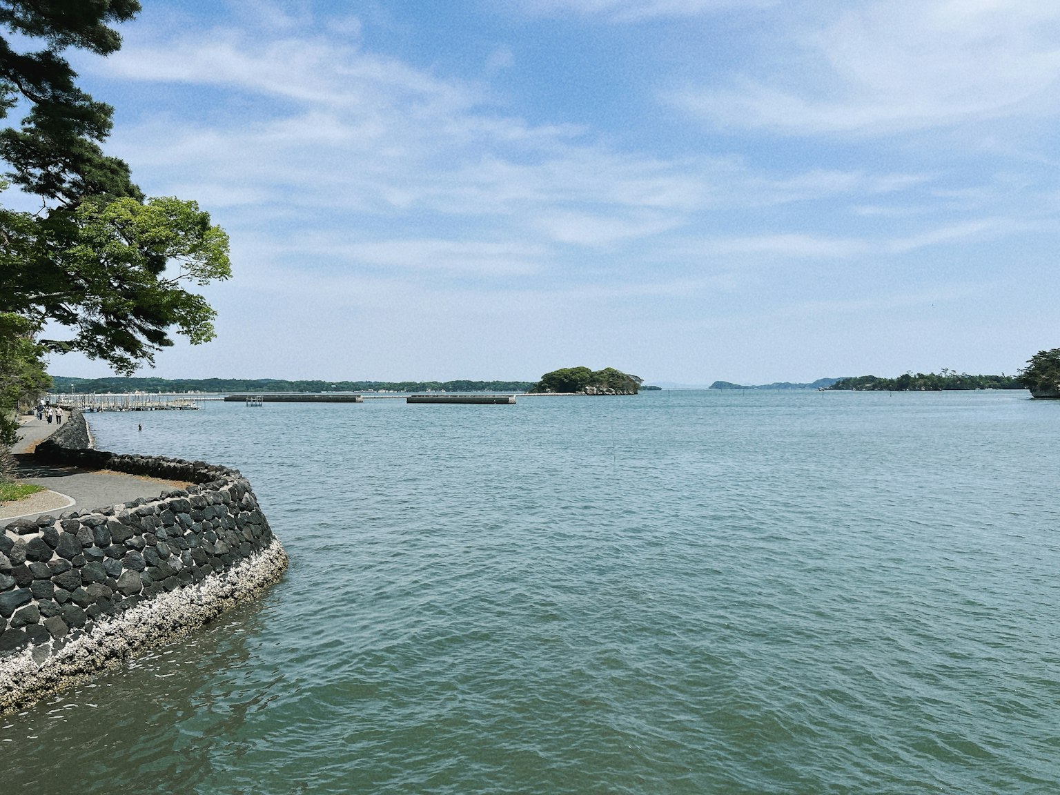 Malersicher Blick auf blaues Wasser und Himmel mit kleinen Inseln in der Ferne