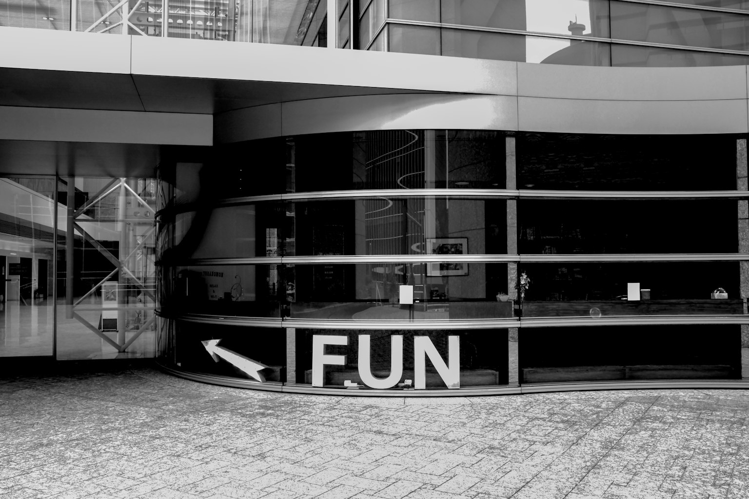 黑白建筑外部的大型 'FUN' 标志