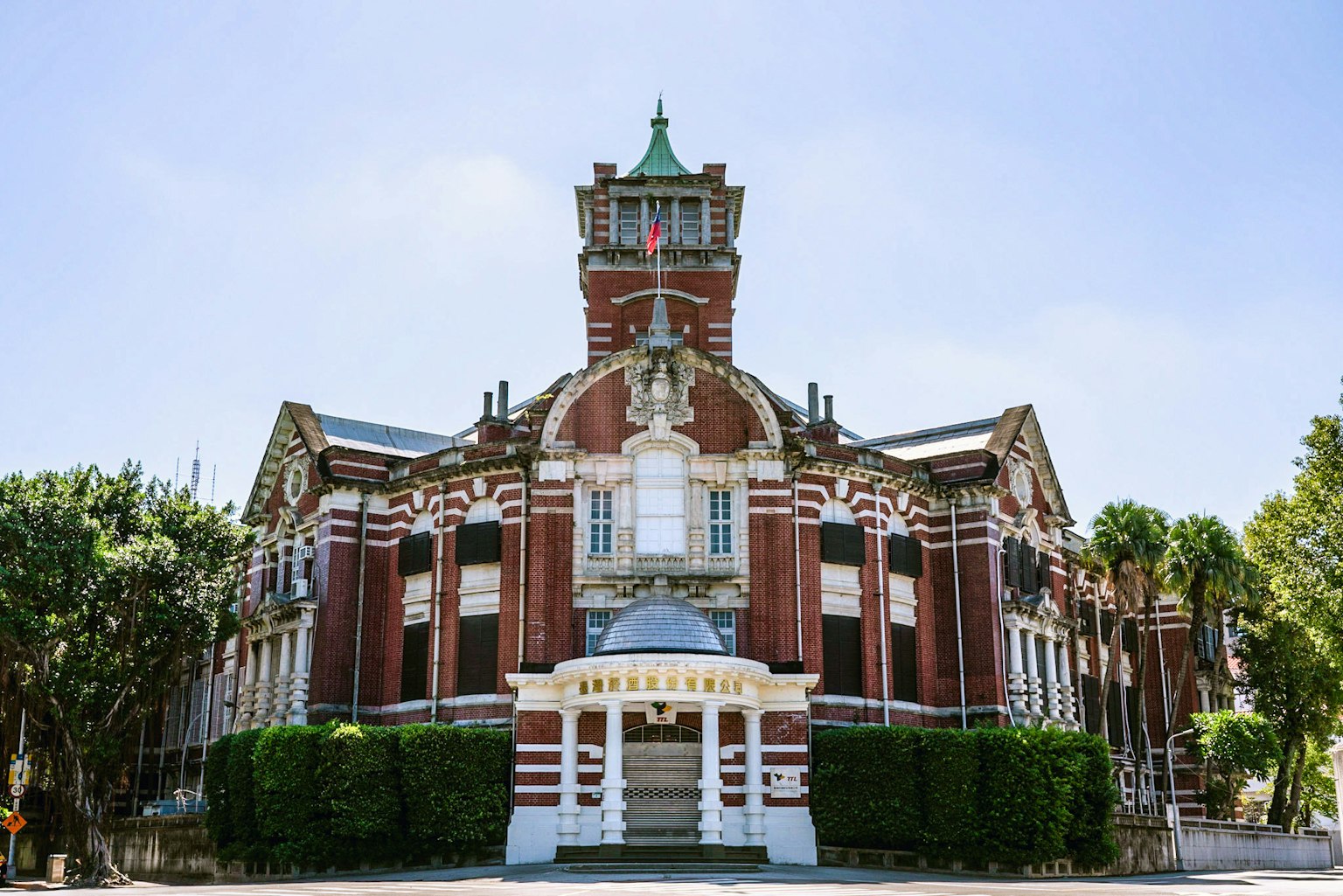 在晴朗藍天下的歷史磚建築和鐘樓