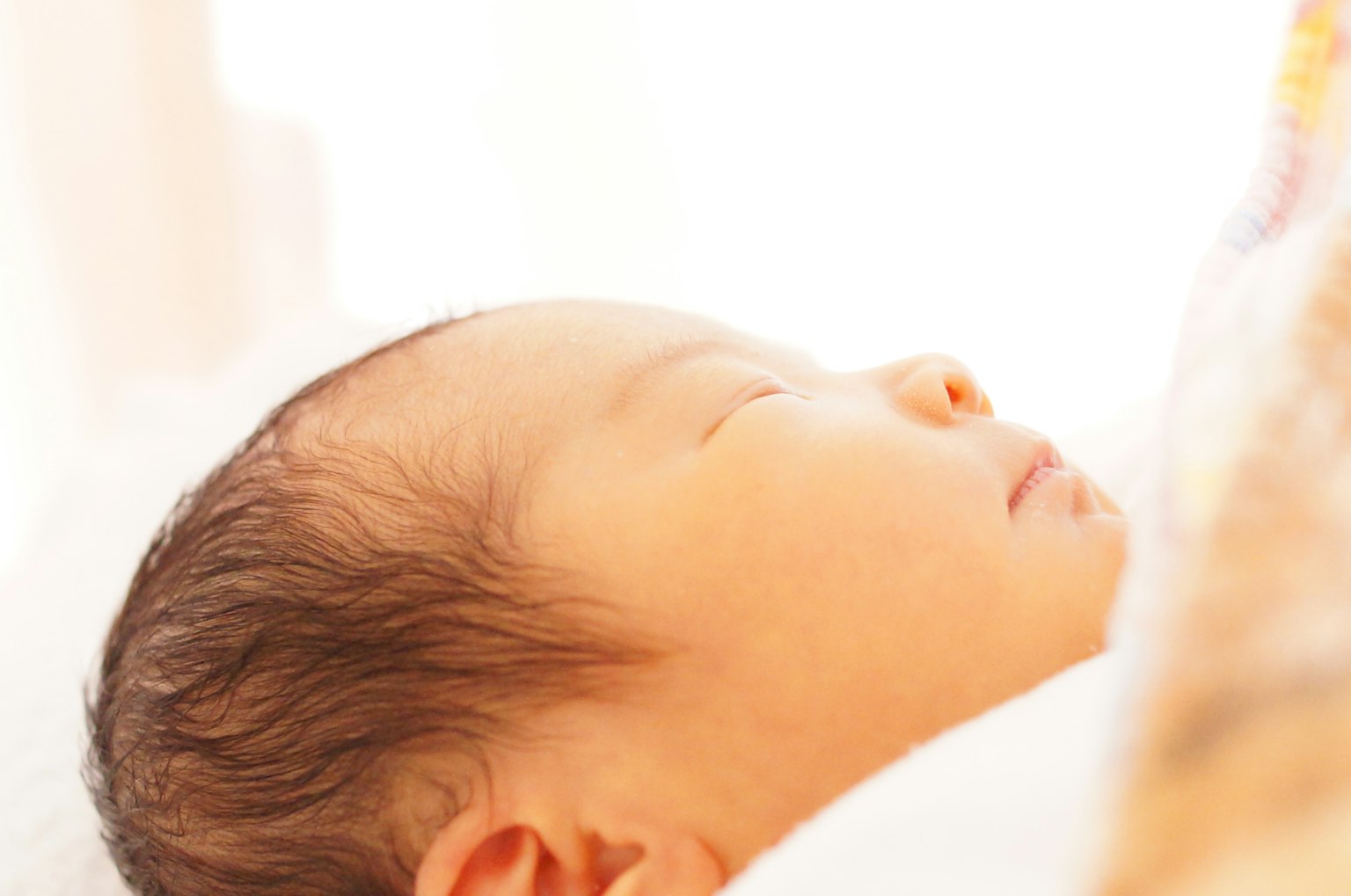 沉睡中的嬰兒特寫,柔和的光線