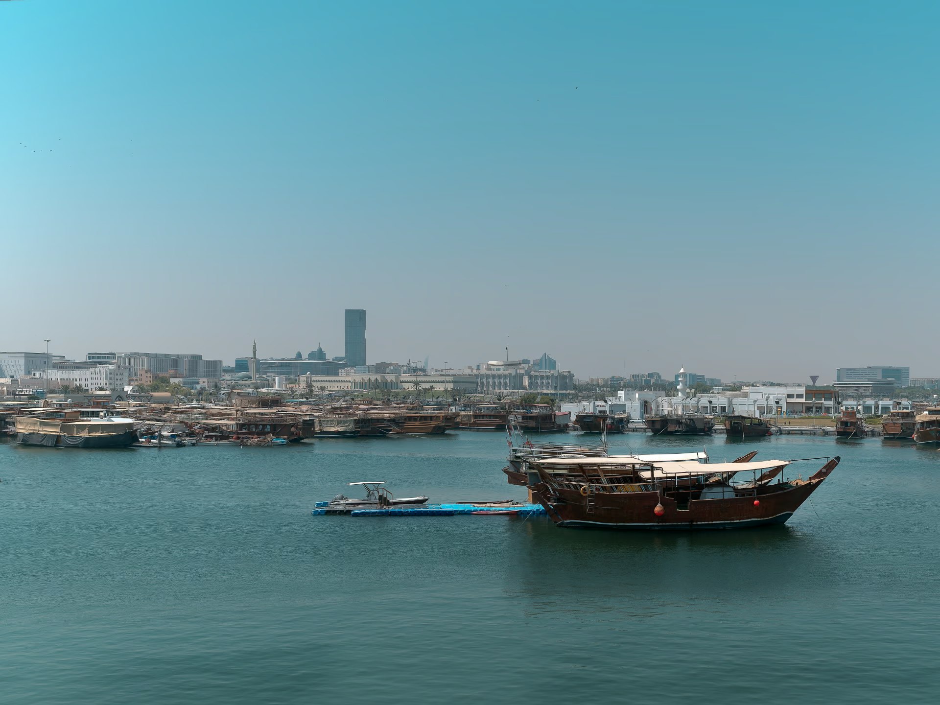 Hafenszene mit festgemachten Booten und Uferpromenade