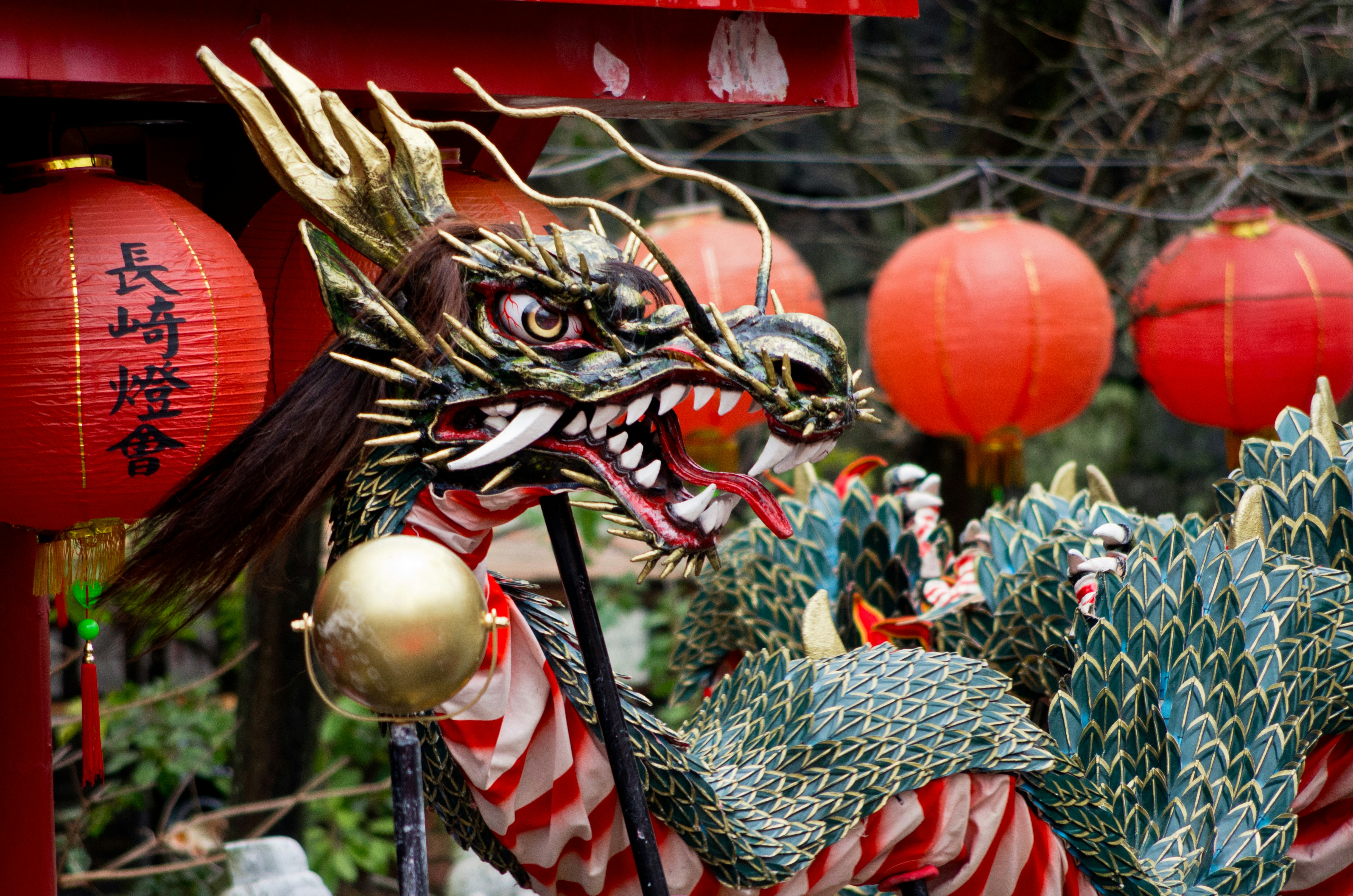 獅子舞の龍頭飾りと赤い提灯のある祭りの飾り