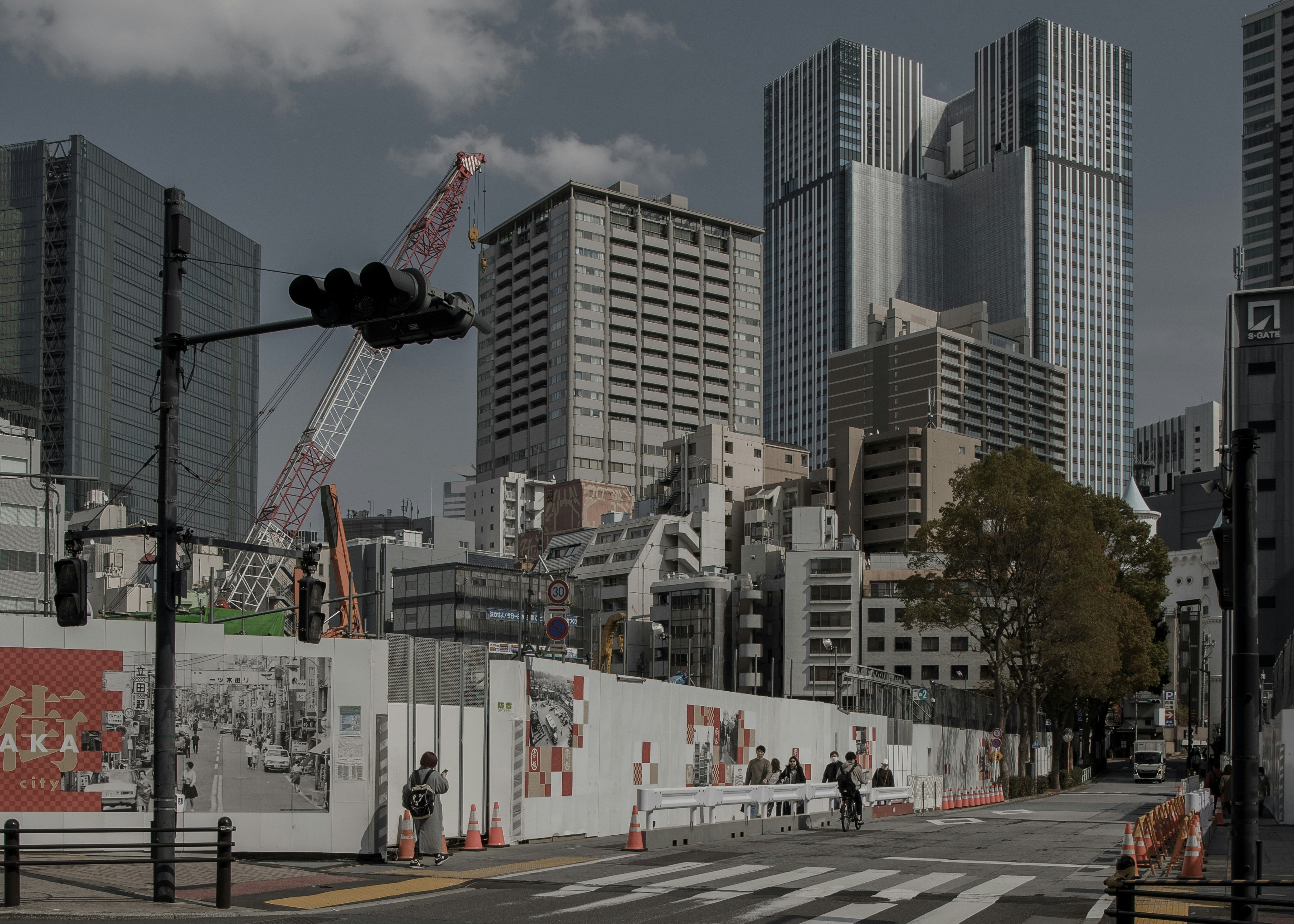 再開発中の東京の街並みと工事用クレーンのある交差点
