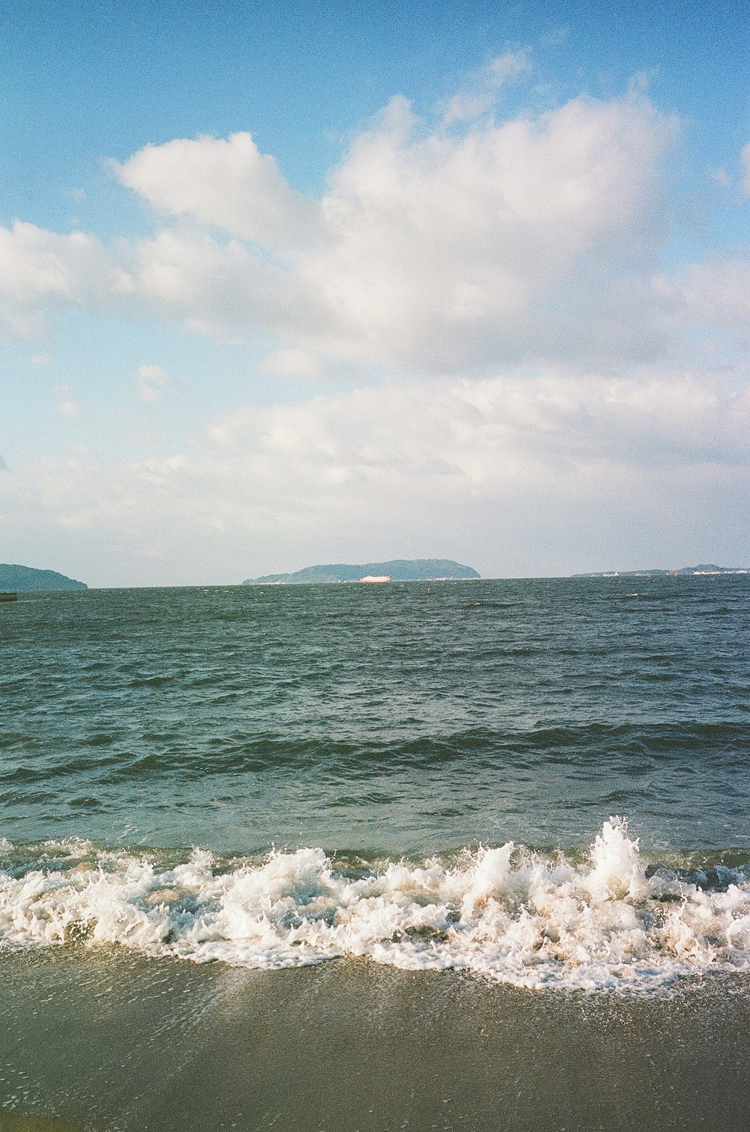 美丽的风景，蓝色海洋和白色波浪拍打