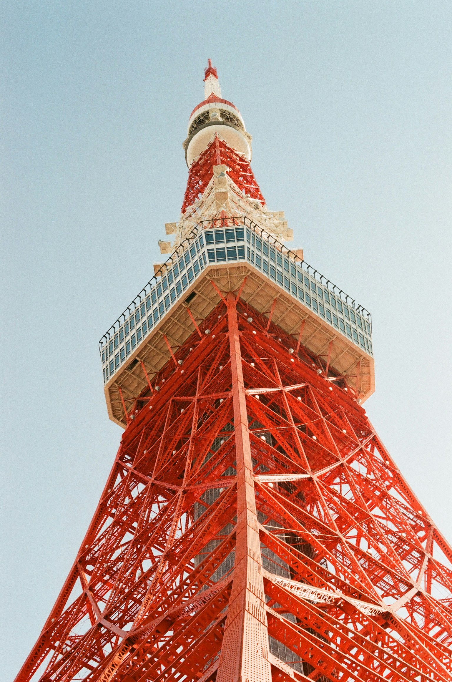 Torre de Tokio mostrando su estructura roja contra un cielo azul