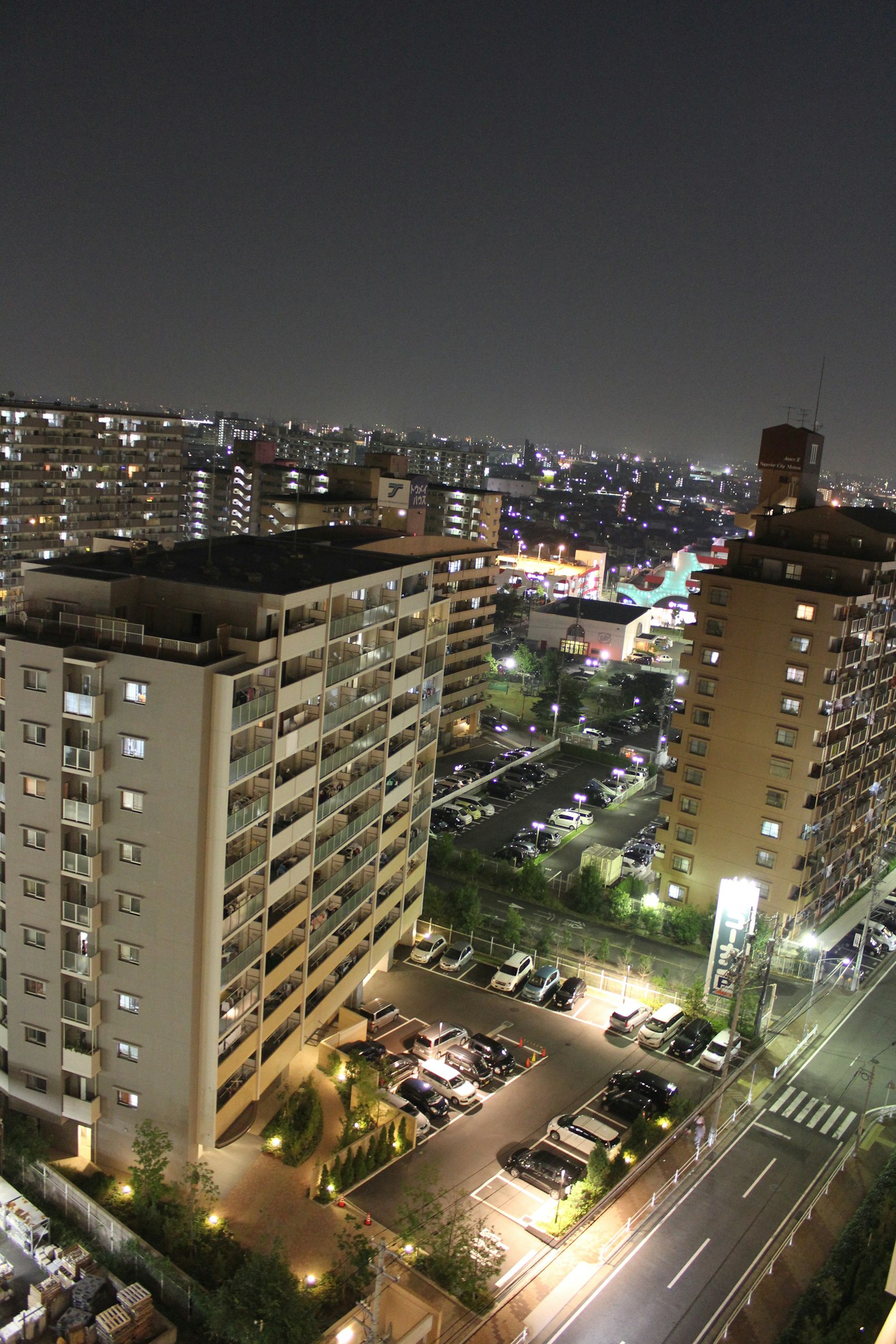 夜间城市景观包含高层建筑和停车场