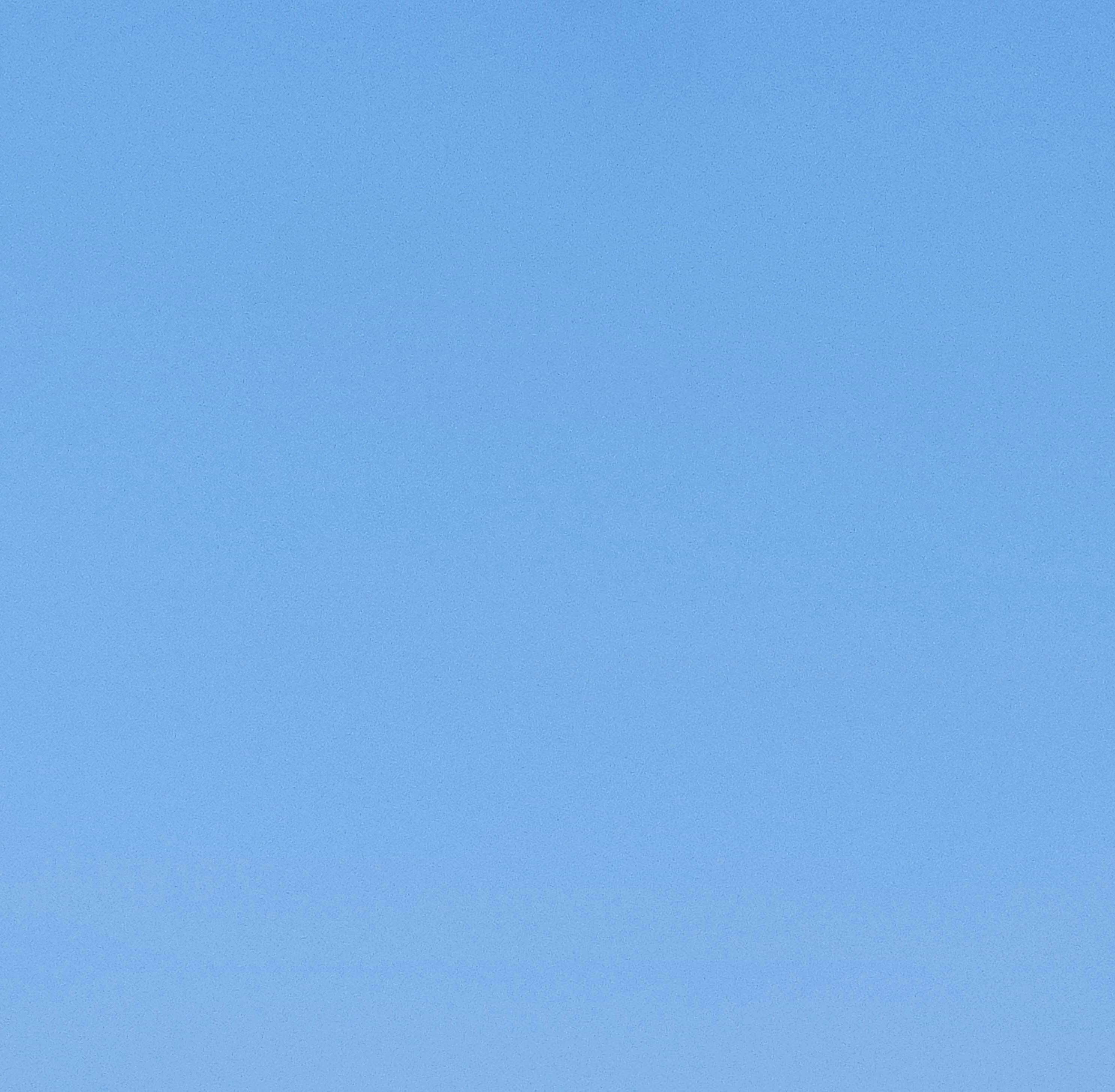 青空の広がるシンプルな背景