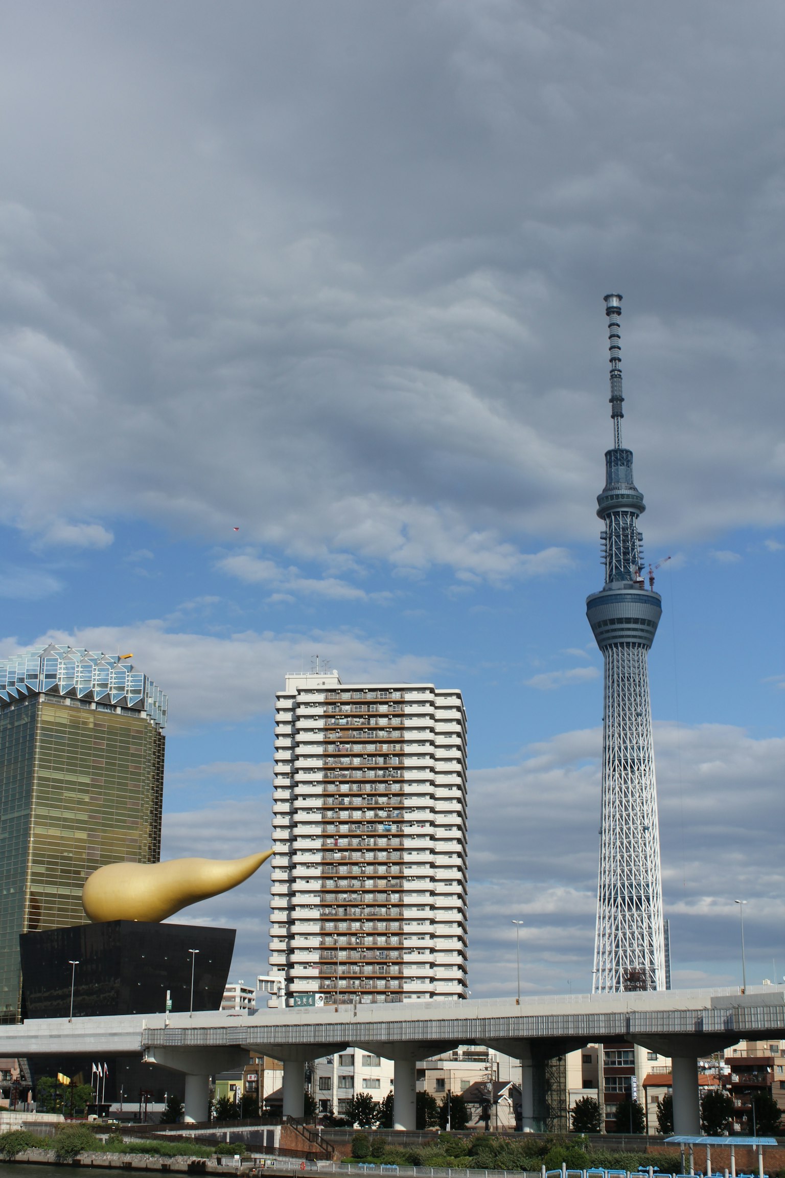 Blick auf den Tokyo Skytree und den Asahi-Bier-Turm