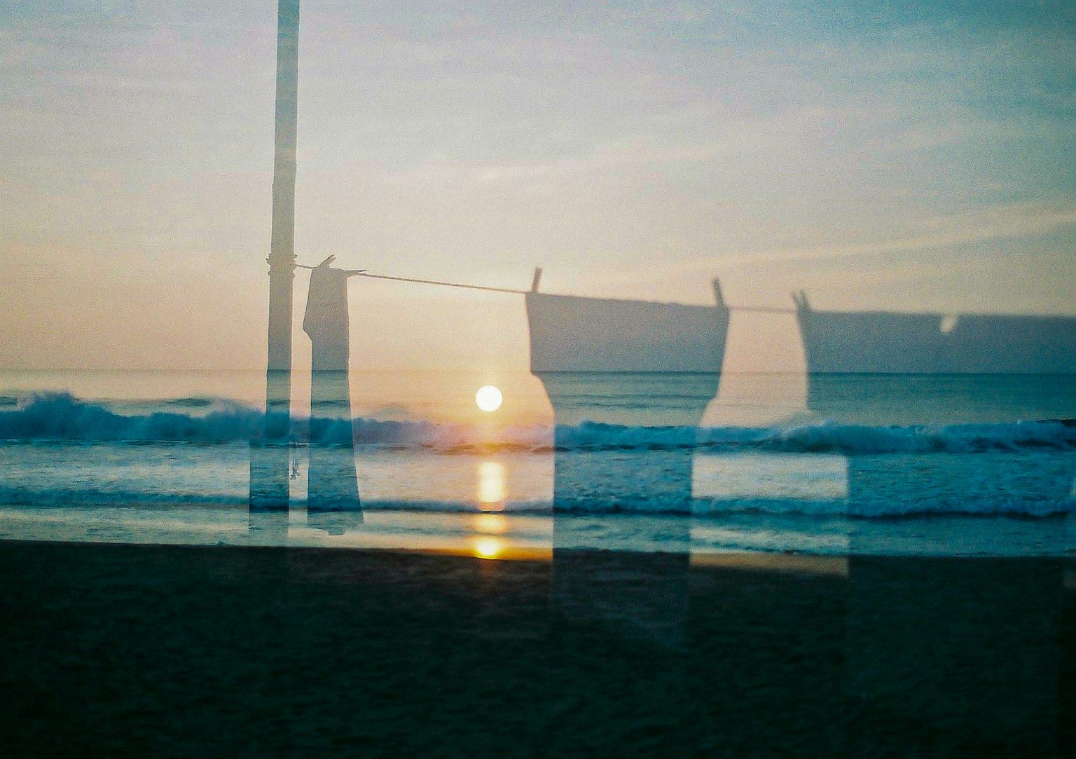Vestiti appesi sulla spiaggia con un bellissimo tramonto sullo sfondo