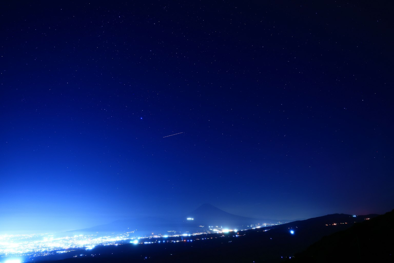 Cielo notturno stellato e paesaggio urbano sereno